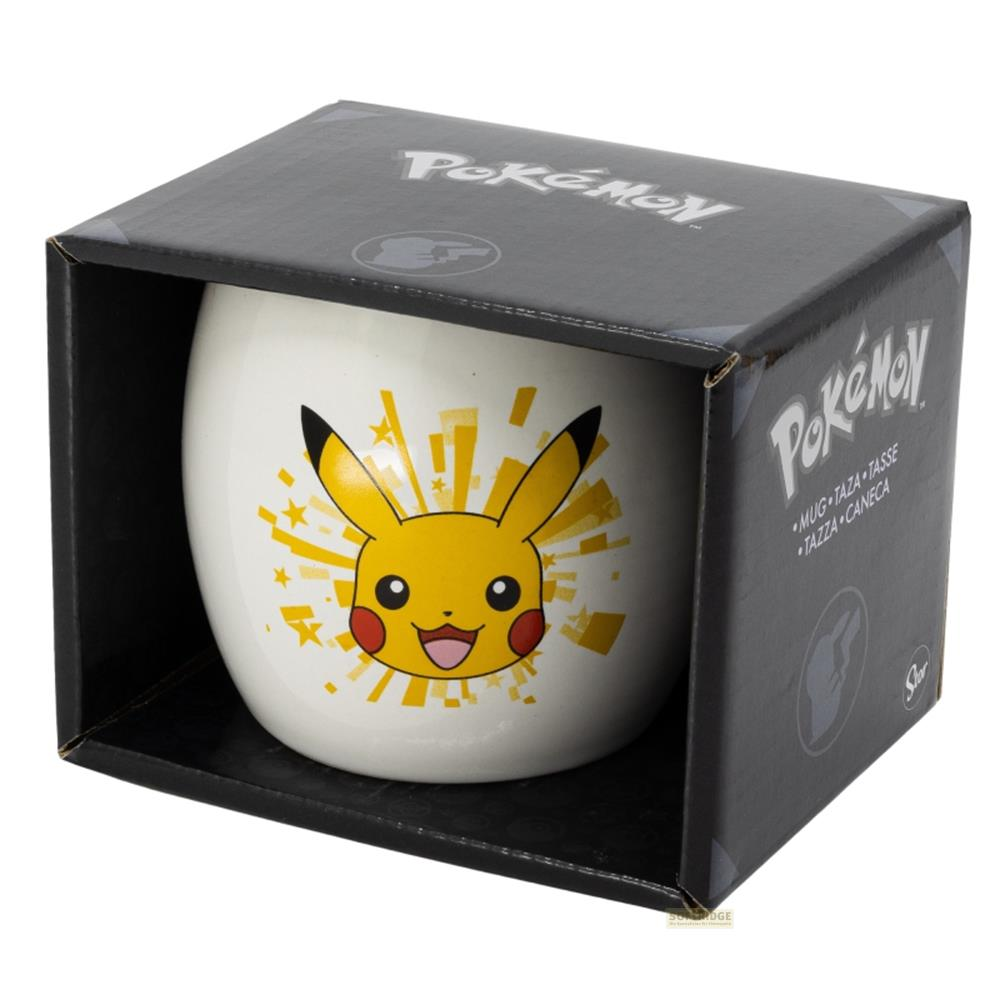 Weiße Tasse mit Pikachu-Gesicht und gelben Strahlen in schwarzer Pokémon-Box.