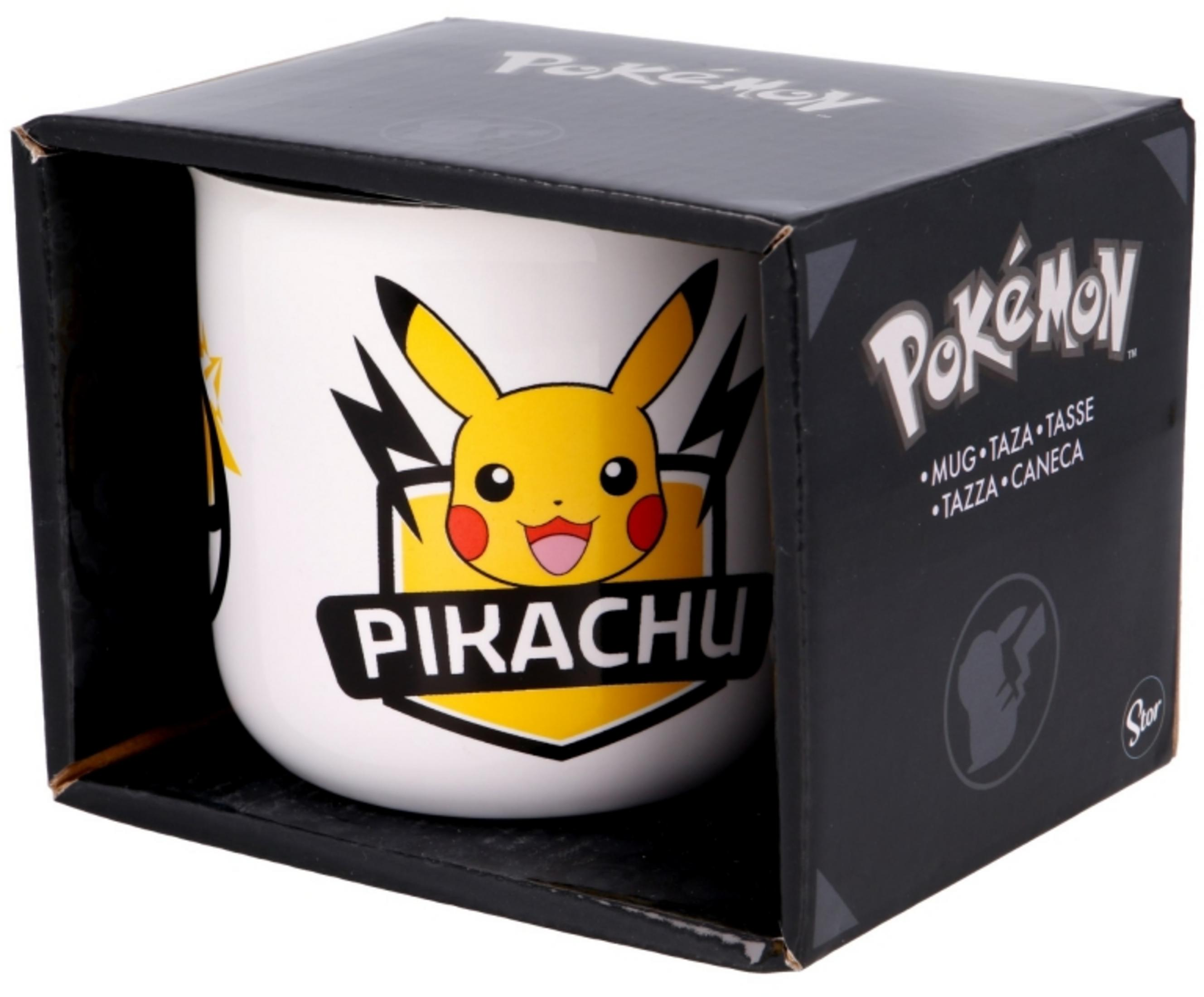 Weiße Tasse mit Pikachu-Motiv in schwarzer Pokémon-Verpackung.
