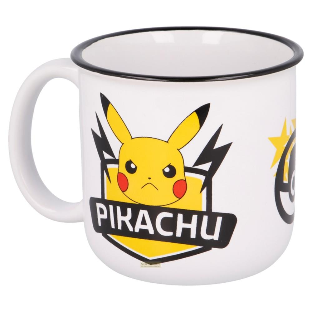 Weiße Tasse mit gelbem Pikachu-Gesicht und Blitz. Text: PIKACHU.