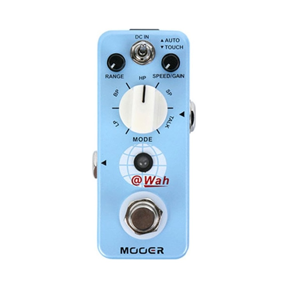 Düğmeli, wah anahtarlı, açık mavi gitar pedalı ve Mooer logosu.