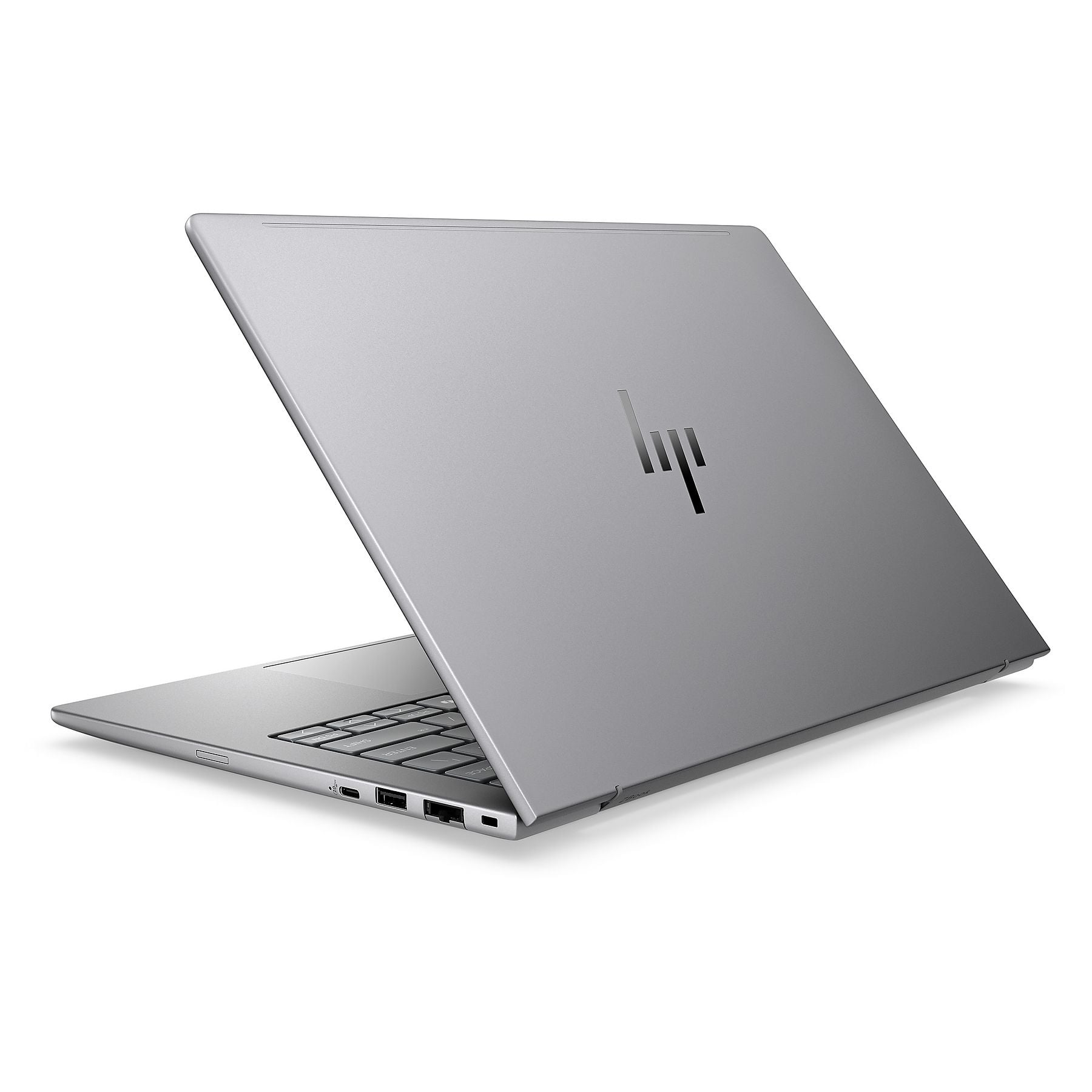 Un laptop argentato con il coperchio aperto, isolato su sfondo bianco.
