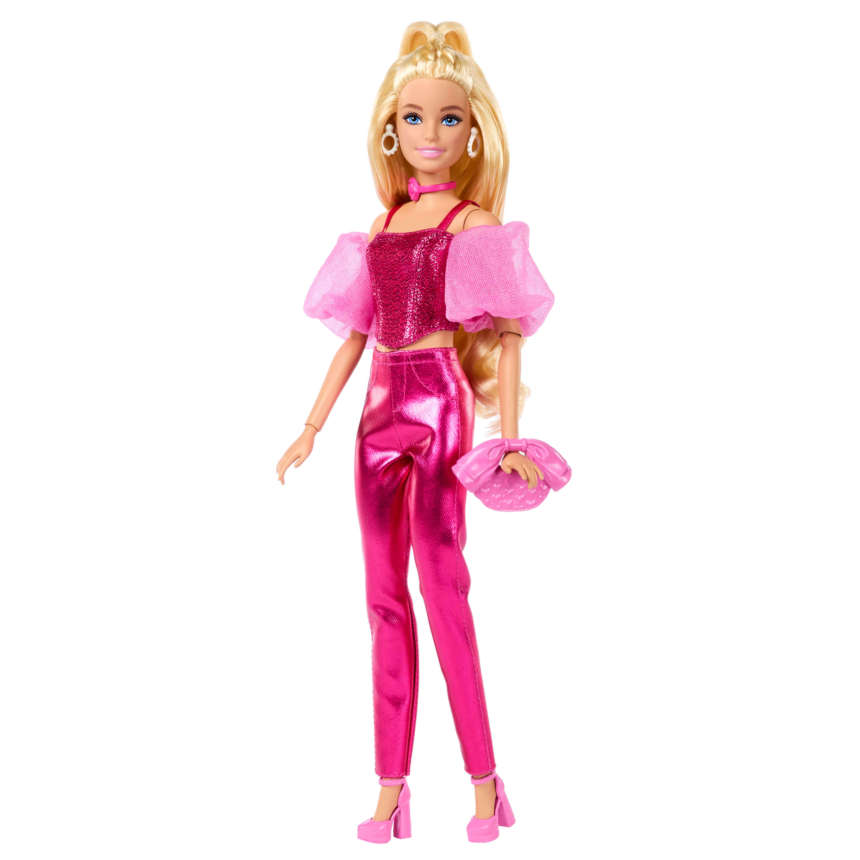 Una muñeca Barbie con pelo rubio, vistiendo un top rosa brillante y pantalones rosas.