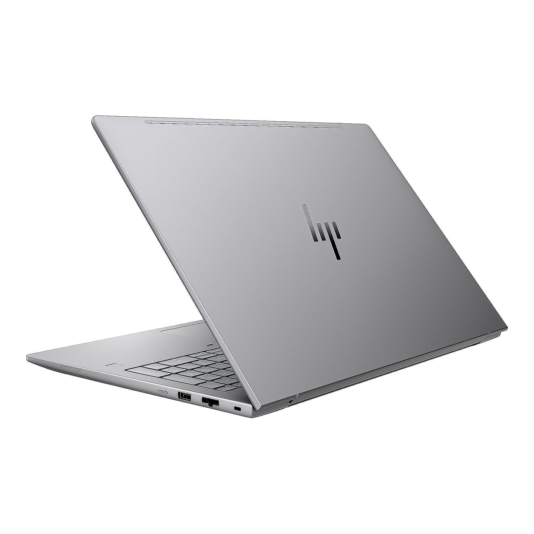 Un laptop argento con coperchio aperto, tastiera visibile. Sfondo bianco.
