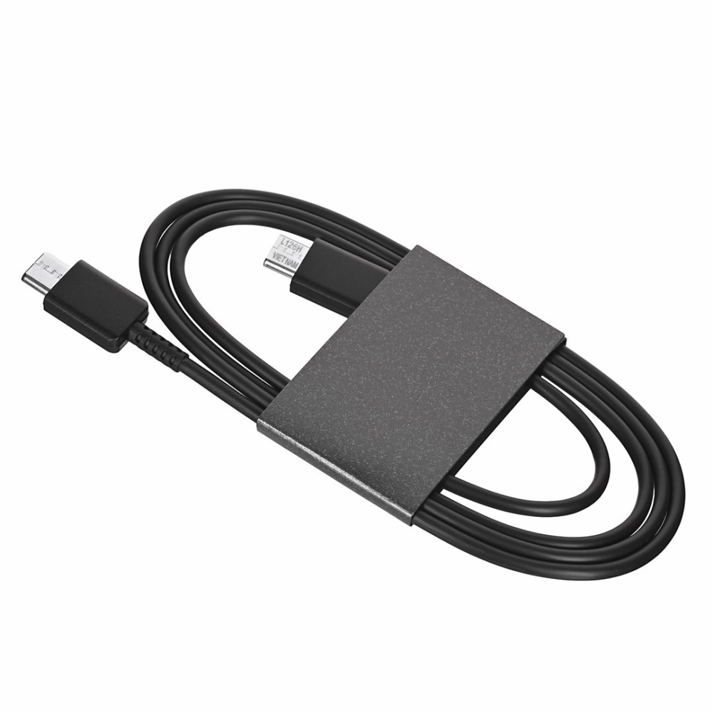 Schwarzes USB-C-Kabel, aufgewickelt und mit einem grauen Band gehalten.