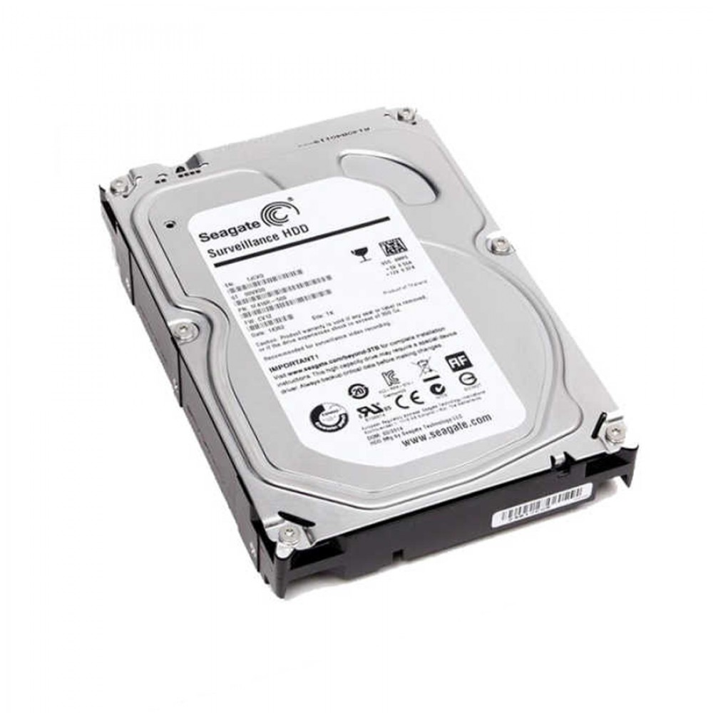 Gümüş kasalı ve siyah tabanlı Seagate Gözetim HDD'si beyaz arka planda.