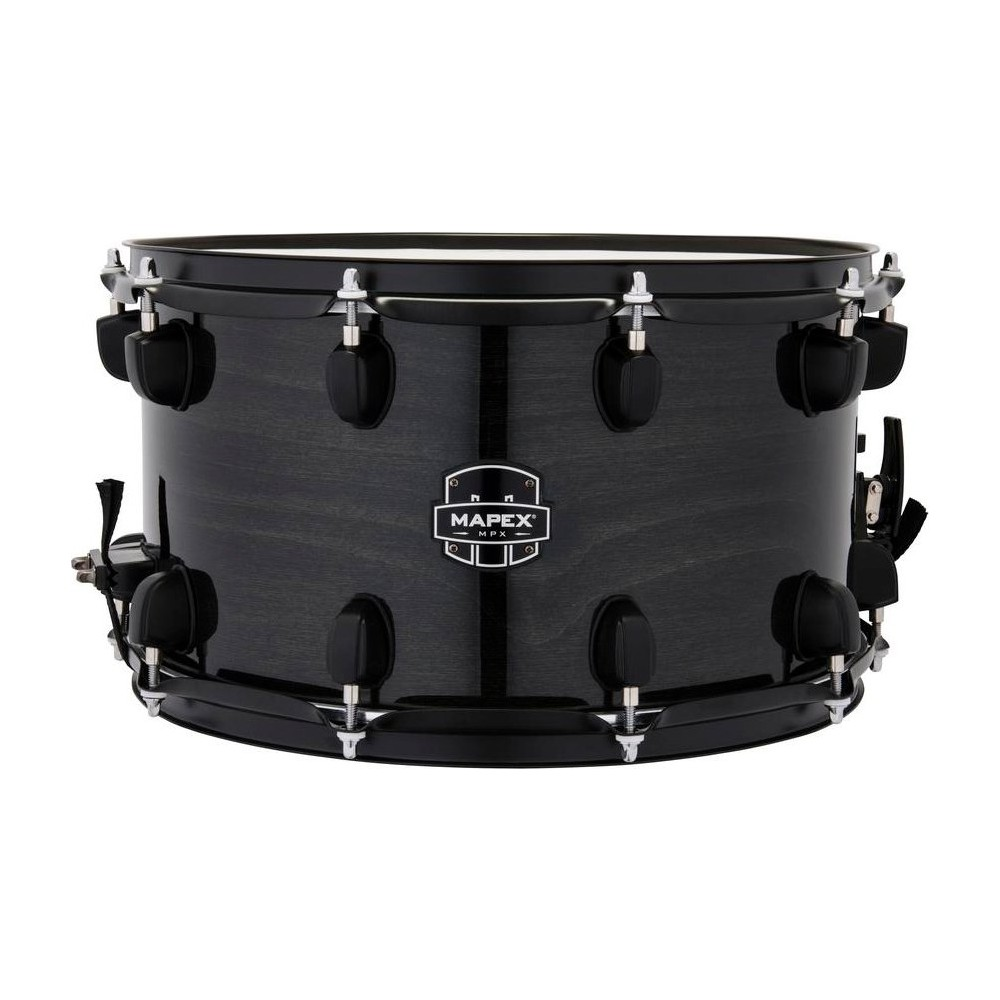 Gümüş gergi çubuklarına sahip, ahşap damarlı siyah Mapex davul.