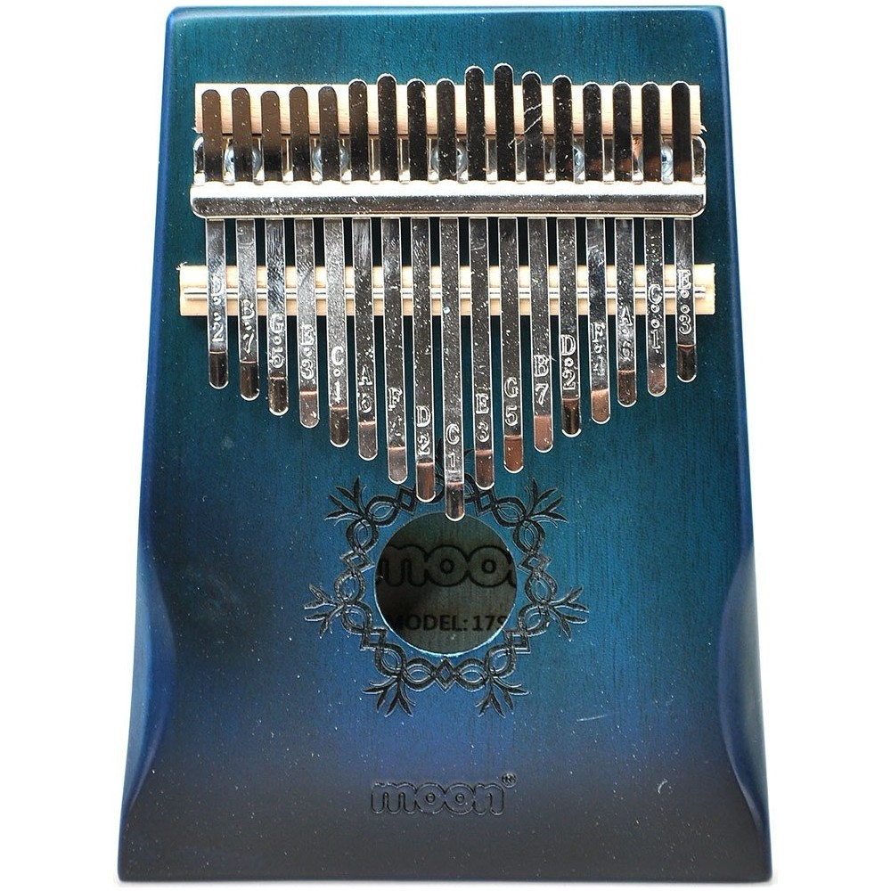 Metal tuşlu mavi ahşap kalimba. Tuşlarda harf ve sayılar kazınmıştır.