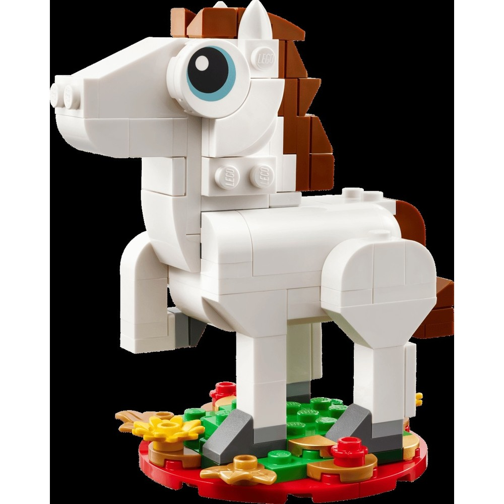 Renkli taban üzerinde kahverengi yelesi olan beyaz Lego atı.