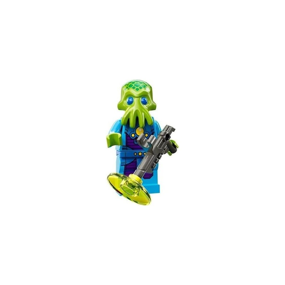 Beyaz arka plan &uuml;zerinde silah& ve sar&yacute; disk tutan ye&thorn;il Lego uzayl&yacute;.
