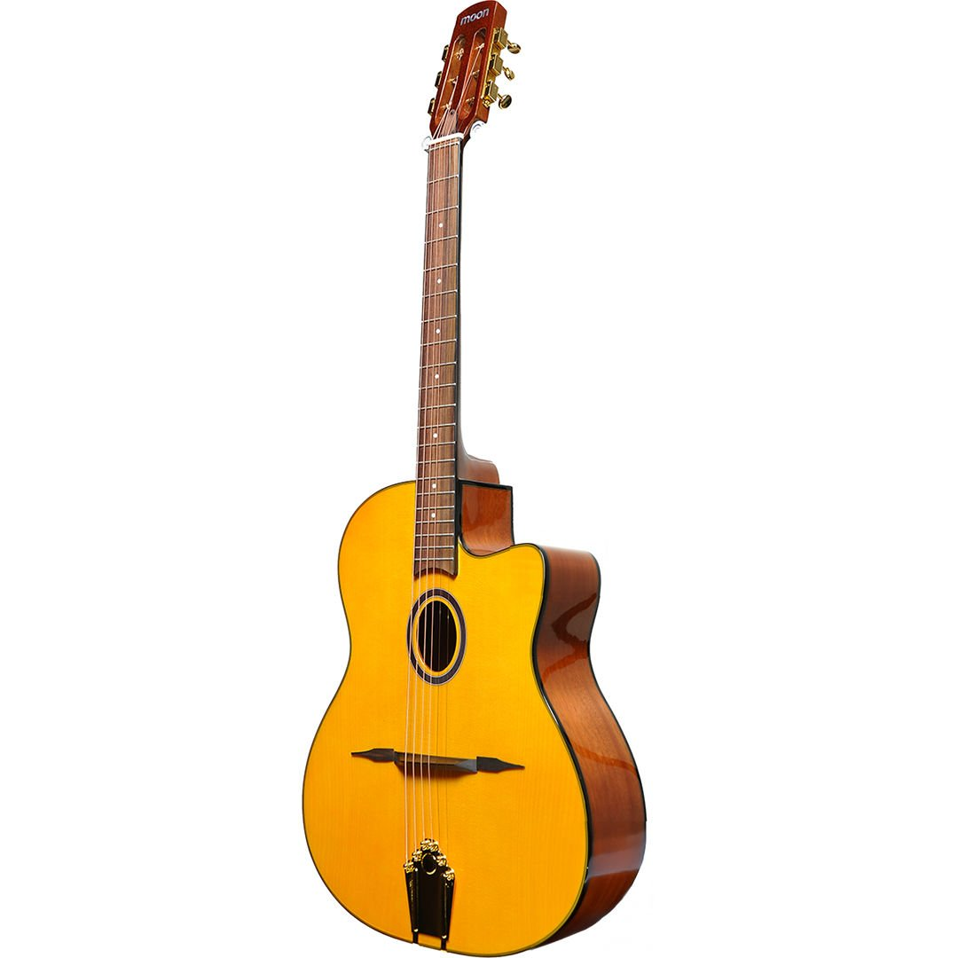 Kesik modelli, koyu ahşap kenarlı sarı akustik gitar, beyaz arka planda.