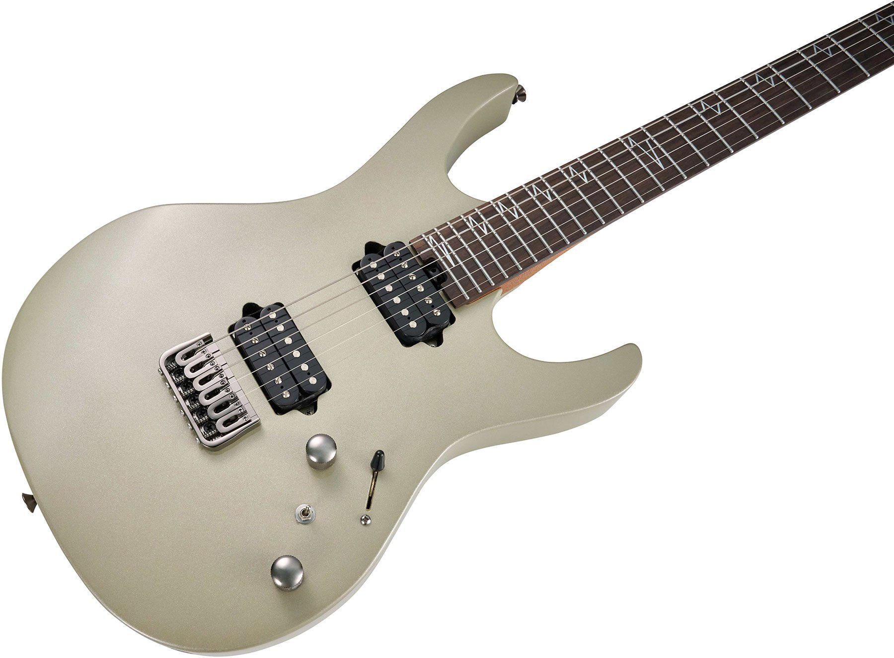 Koyu klavyeli ve beyaz telli gümüş elektrik gitar, beyaz arka plan üzerinde.