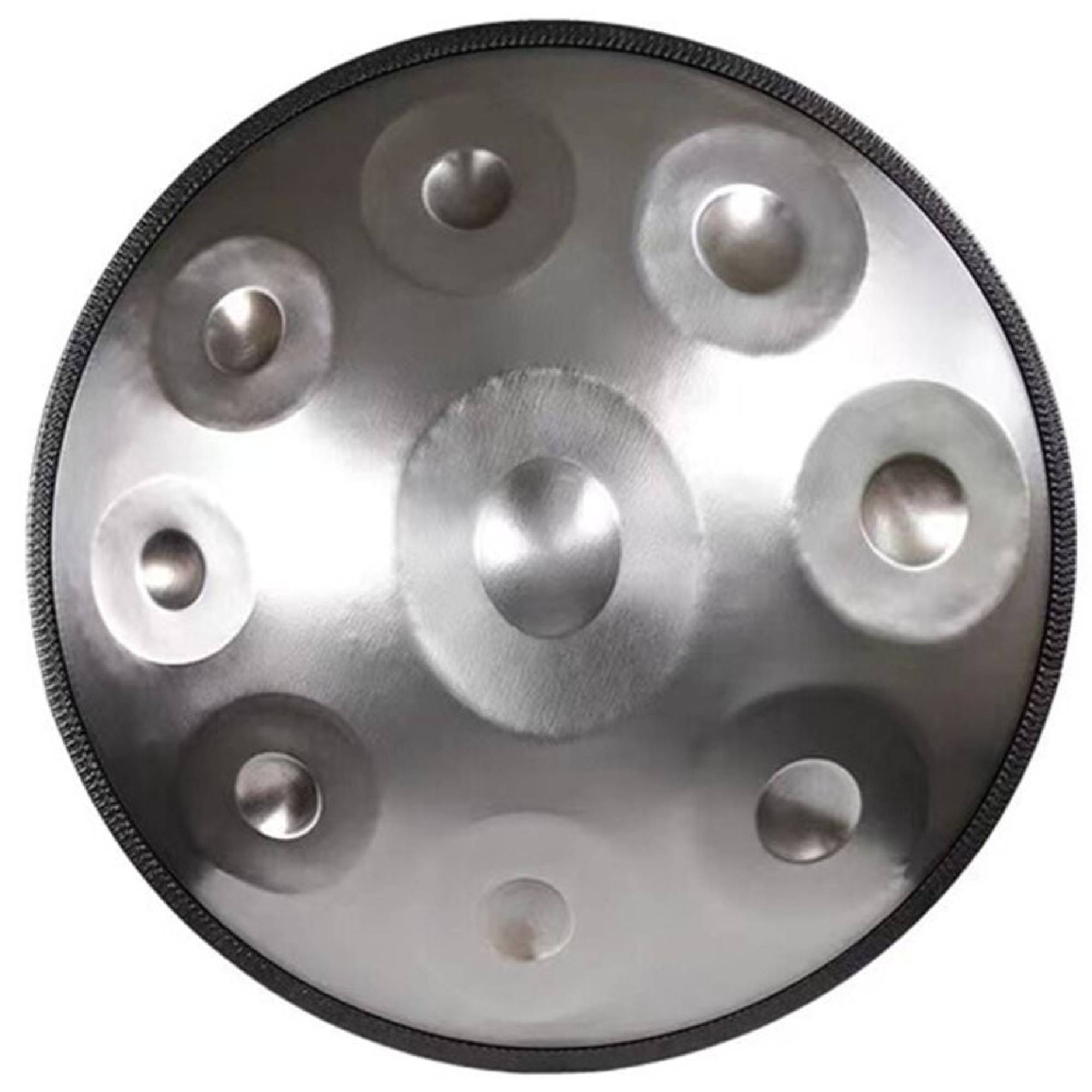 Koyu kenarlı, girintili ton alanlarına sahip gümüş renkli handpan davul.
