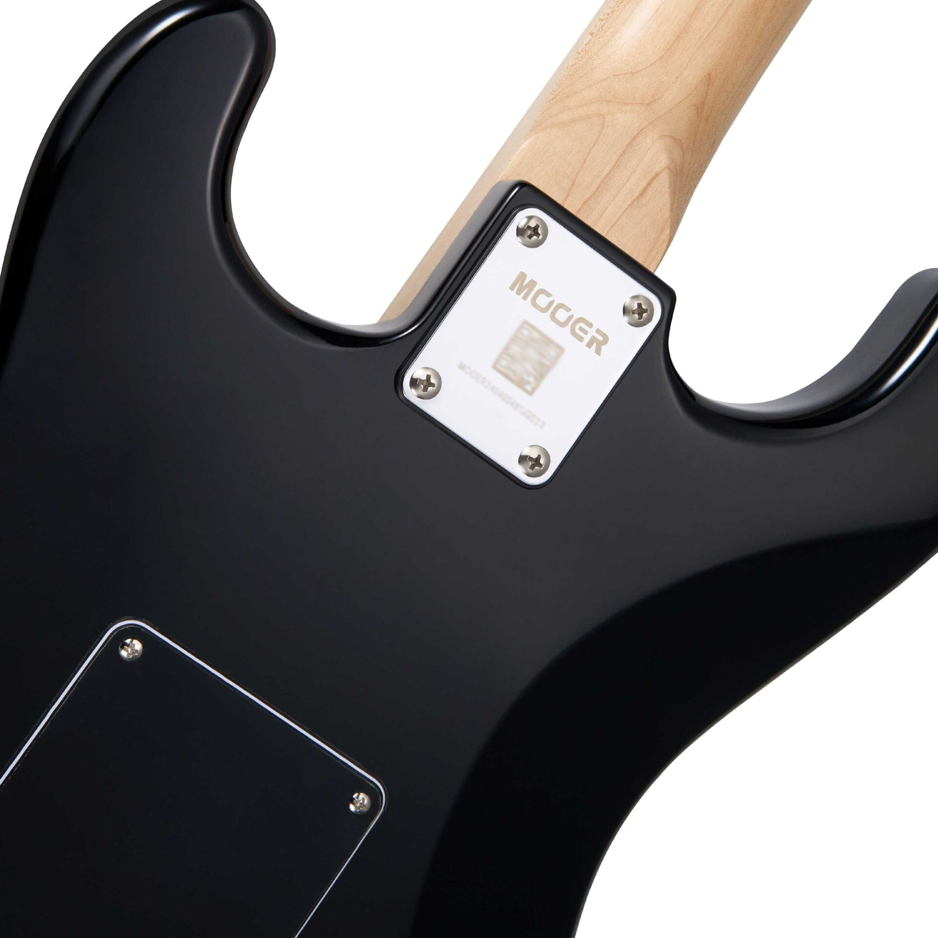 Ahşap saplı ve MOOER logolu plakalı siyah elektro gitar sırtı.