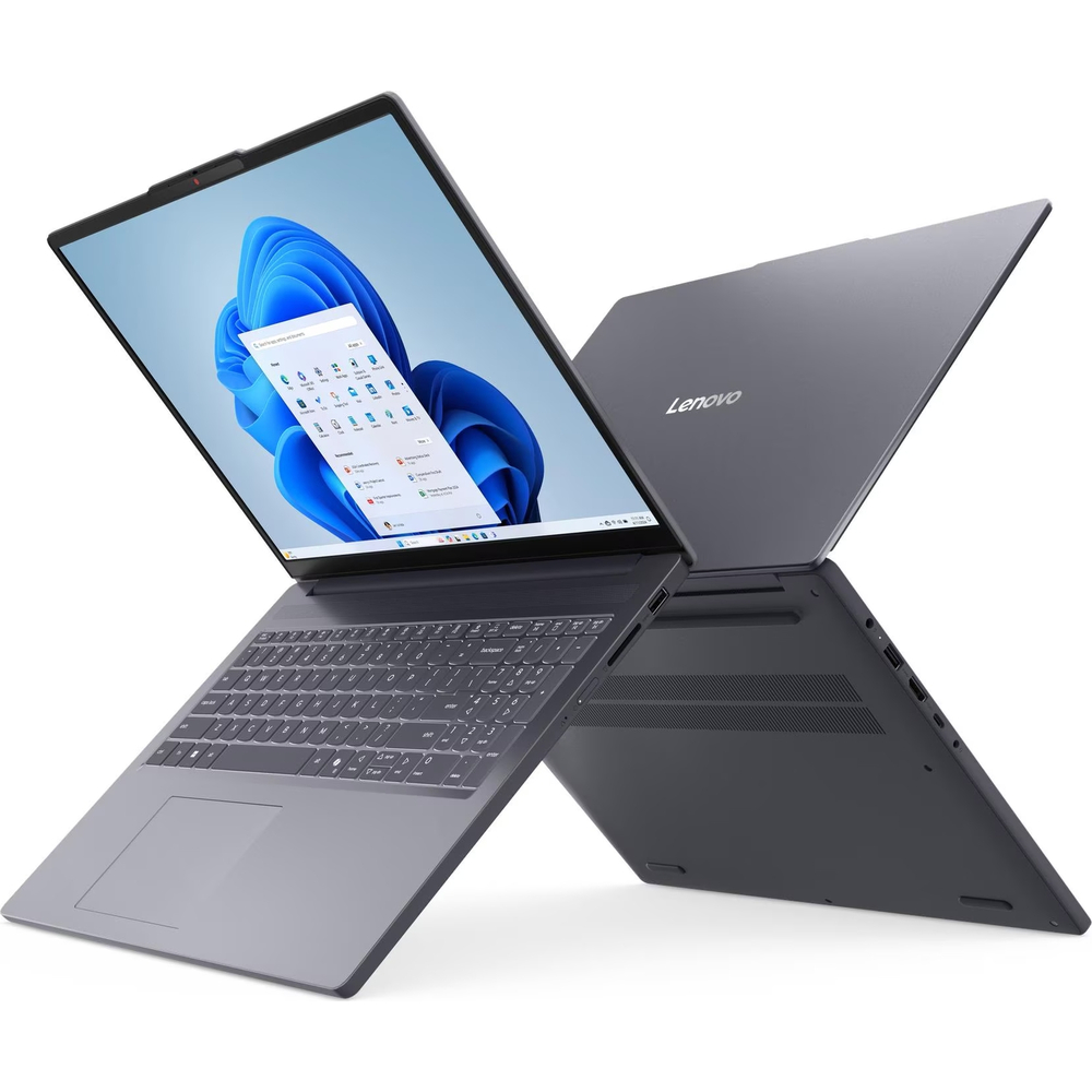 Gri bir Lenovo dizüstü bilgisayar, beyaz arka plan üzerinde açılı duruyor.