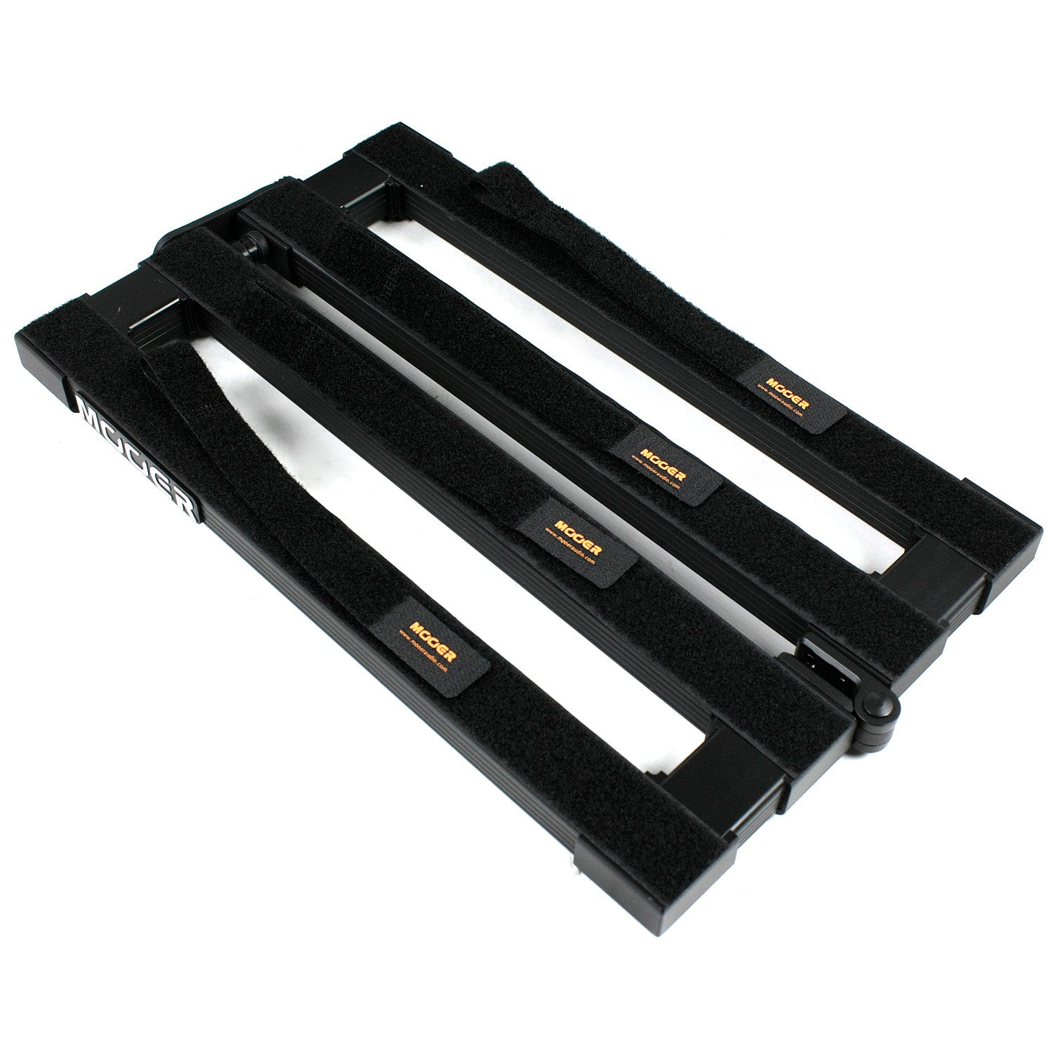 Cırt cırtlı siyah bir Mooer pedal tahtası.