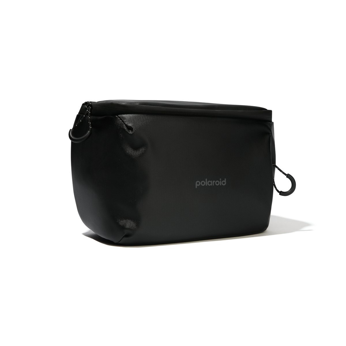 Schwarze Polaroid Tasche mit Reißverschluss und Schlaufe, auf weißem Hintergrund.