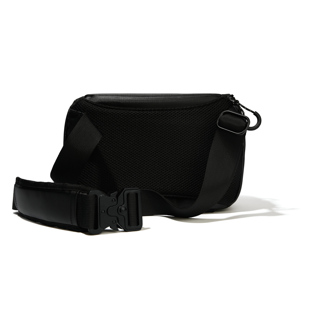 Schwarze Bauchtasche mit Netzrücken und verstellbarem Gurt mit Schnalle.