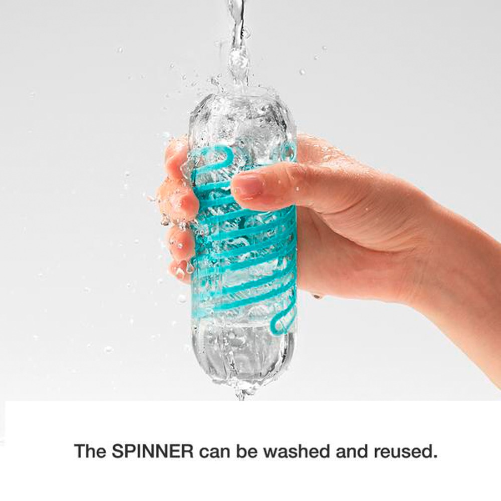 Ręka trzyma przezroczysty pojemnik, do którego wpływa woda.