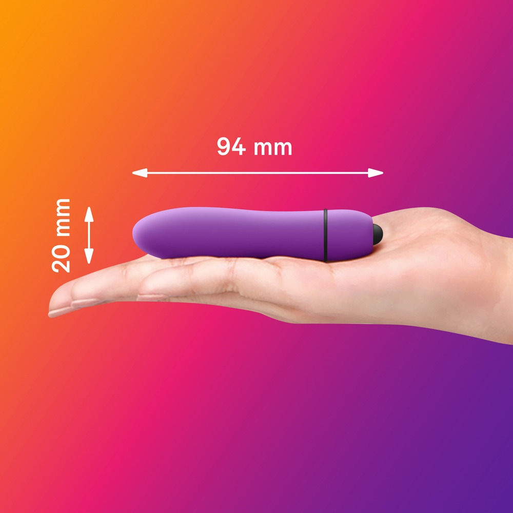 Lila Vibrator (94x20mm) liegt in einer Hand auf farbigem Hintergrund.