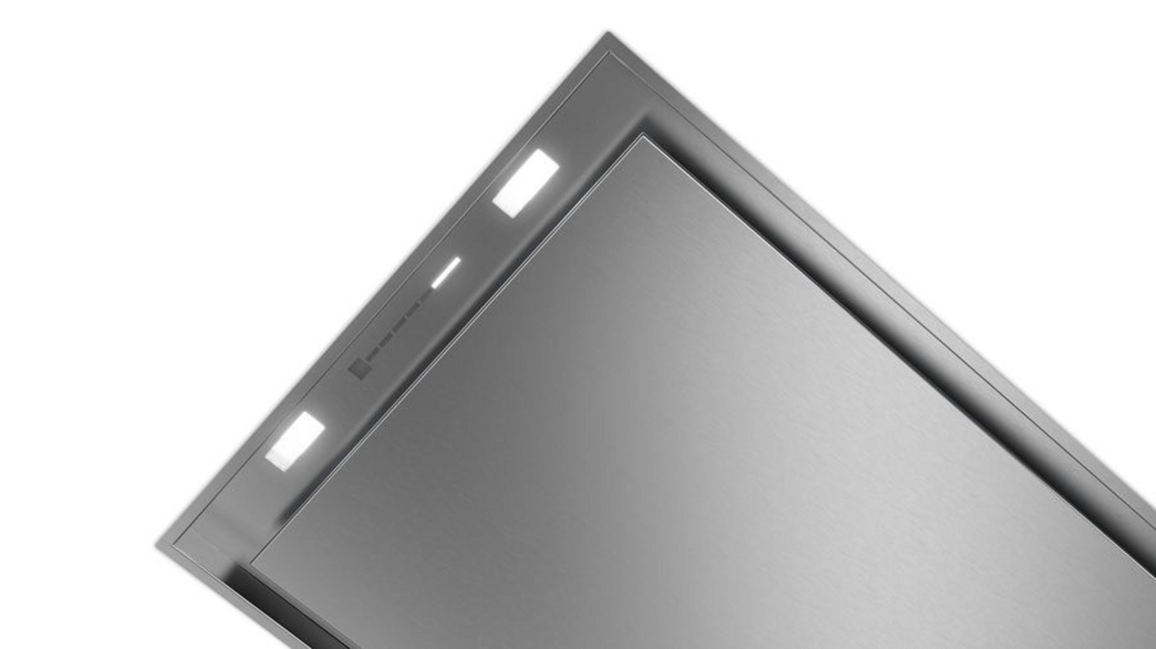 Cappa in acciaio inox con luci integrate.
