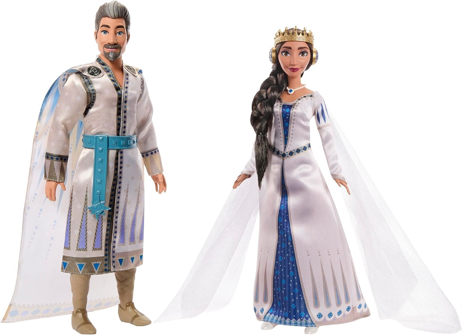 Königspaar-Puppen in weißen und blauen Outfits mit Umhängen auf weißem Hintergrund.