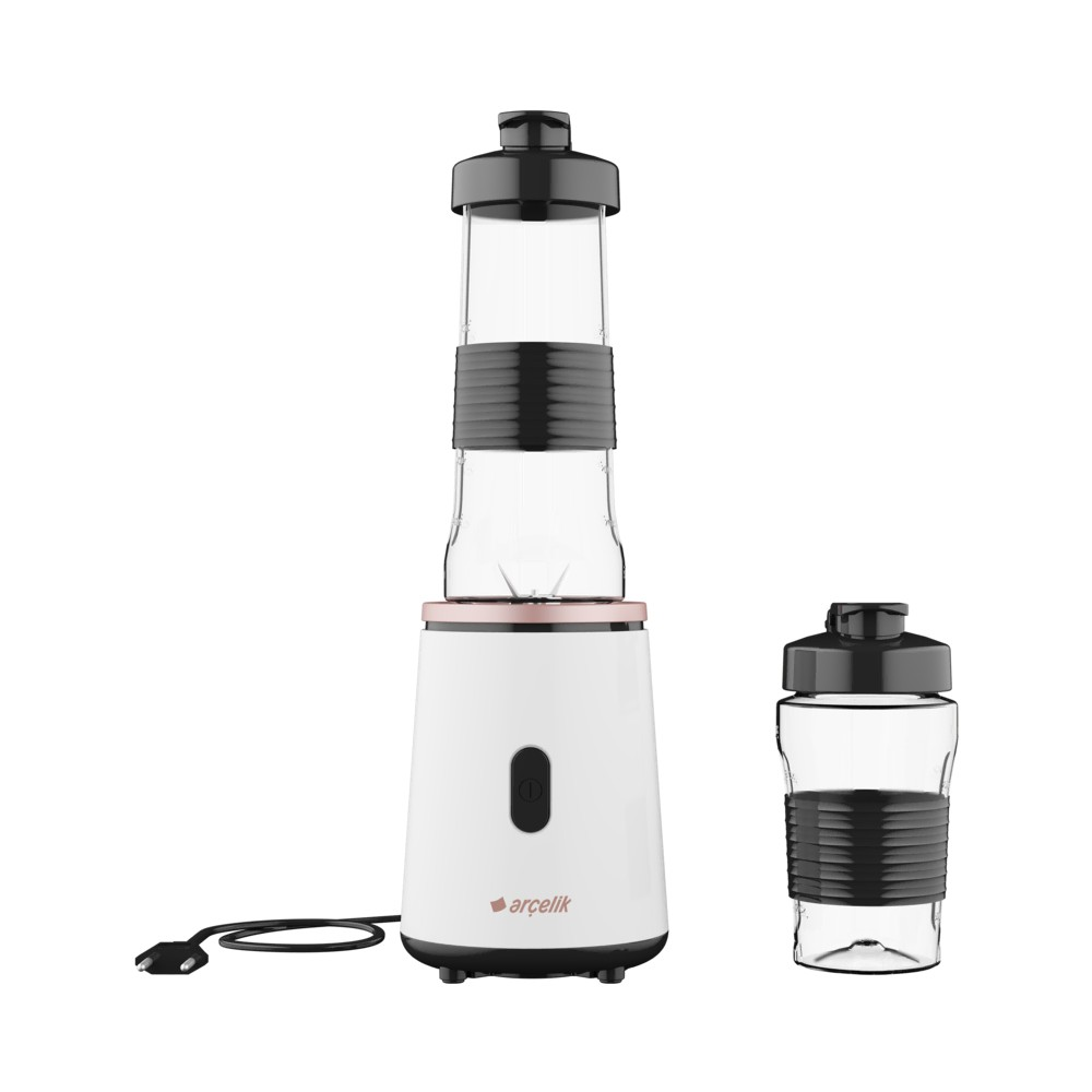 Siyah kapaklı beyaz blender, şeffaf haznesiyle bir bardağın yanında duruyor.