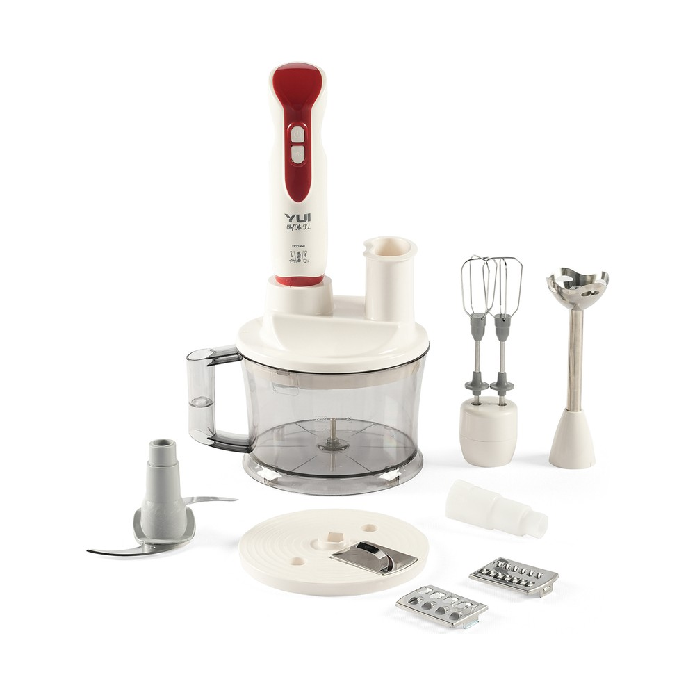 Beyaz arka plan üzerinde çeşitli aksesuarlara sahip beyaz ve kırmızı el blender seti.