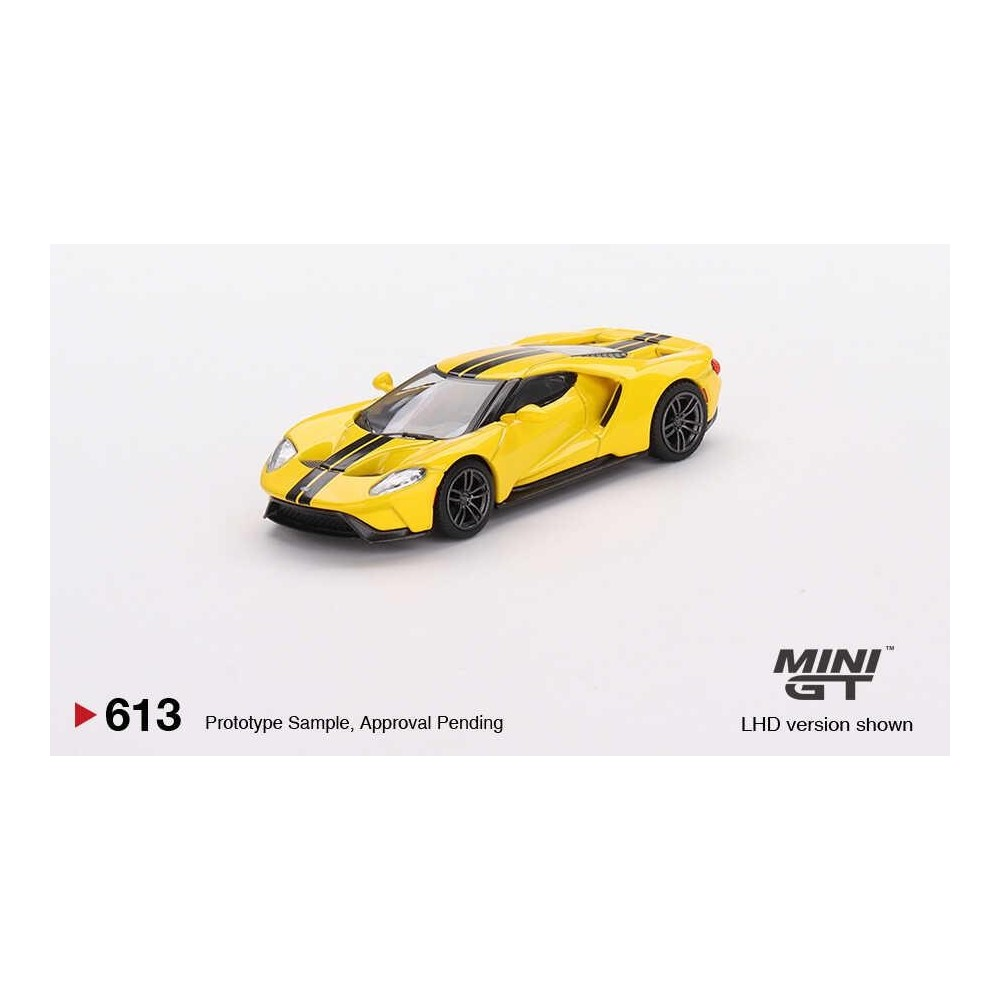 Beyaz arka plan üzerinde siyah çizgili sarı oyuncak Ford GT.