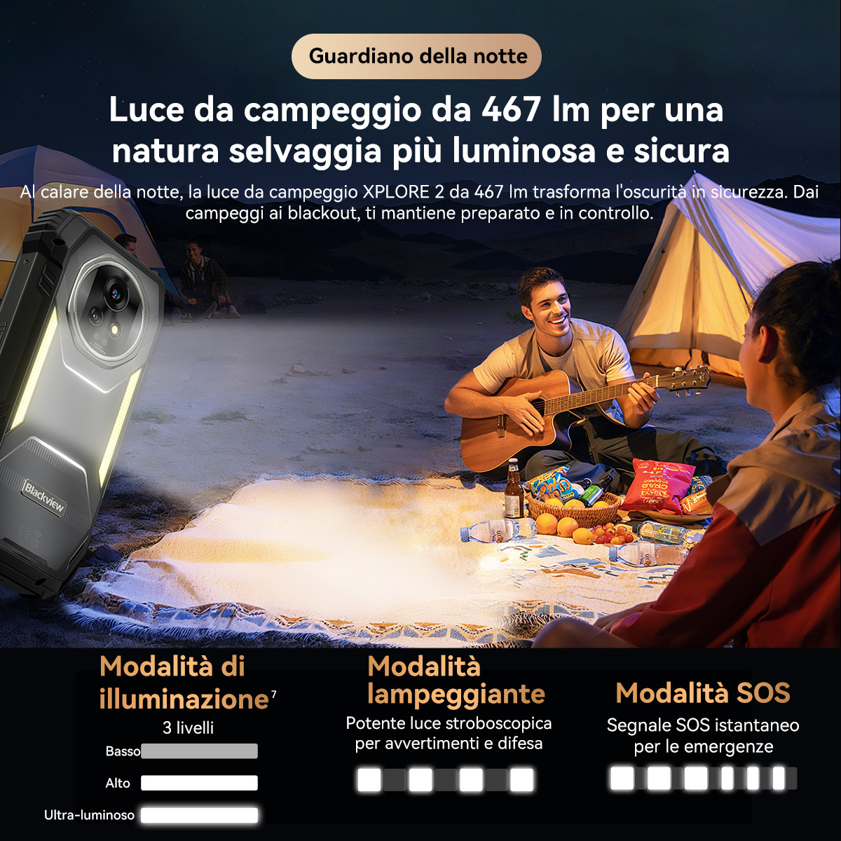 Un uomo suona la chitarra di notte, illuminato da una torcia. Una tenda sullo sfondo.