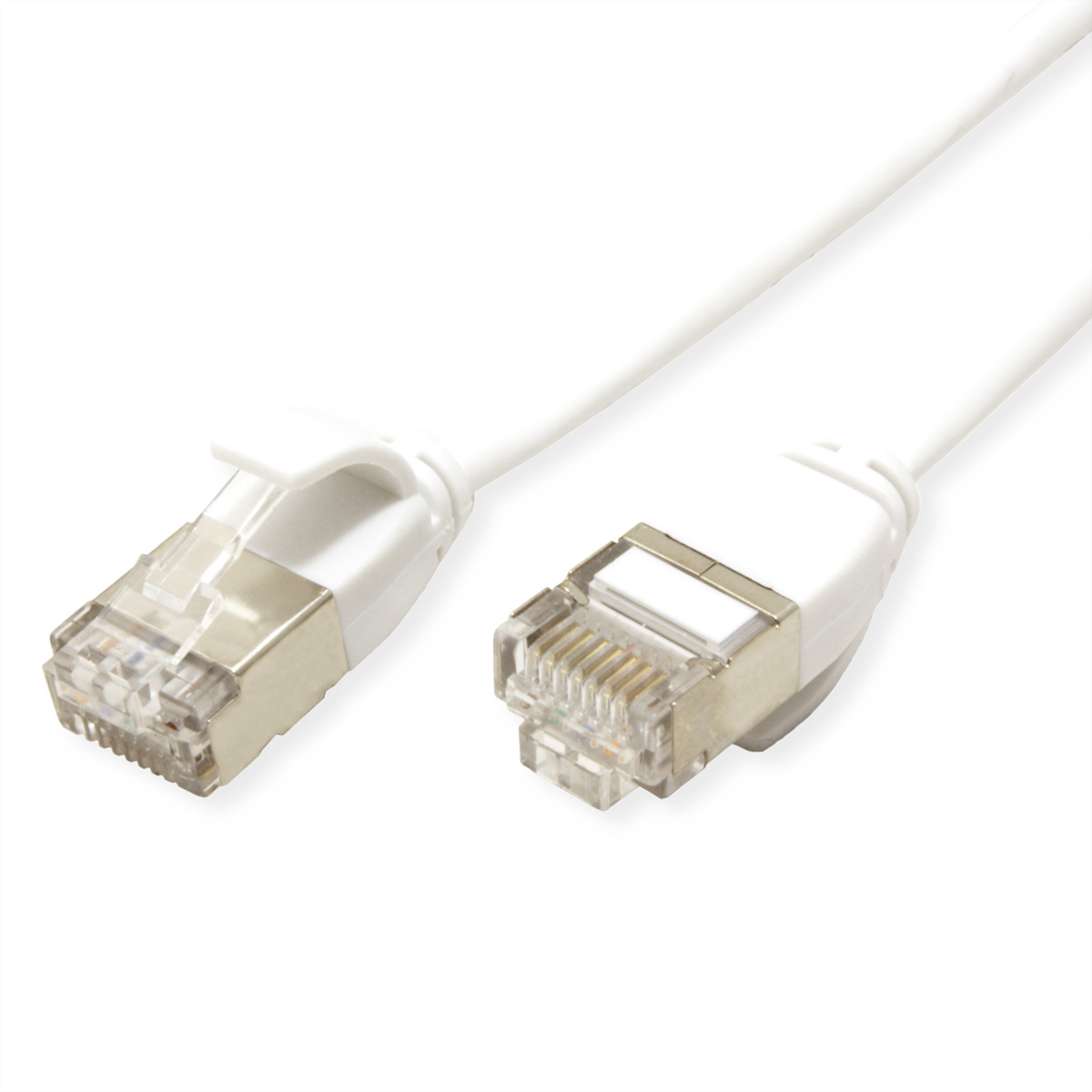 Deux connecteurs de câble Ethernet blancs avec boîtier métallique sur fond blanc.
