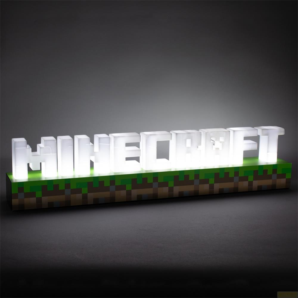 Podświetlane logo Minecraft na pikselowej podstawie z trawy i ziemi.