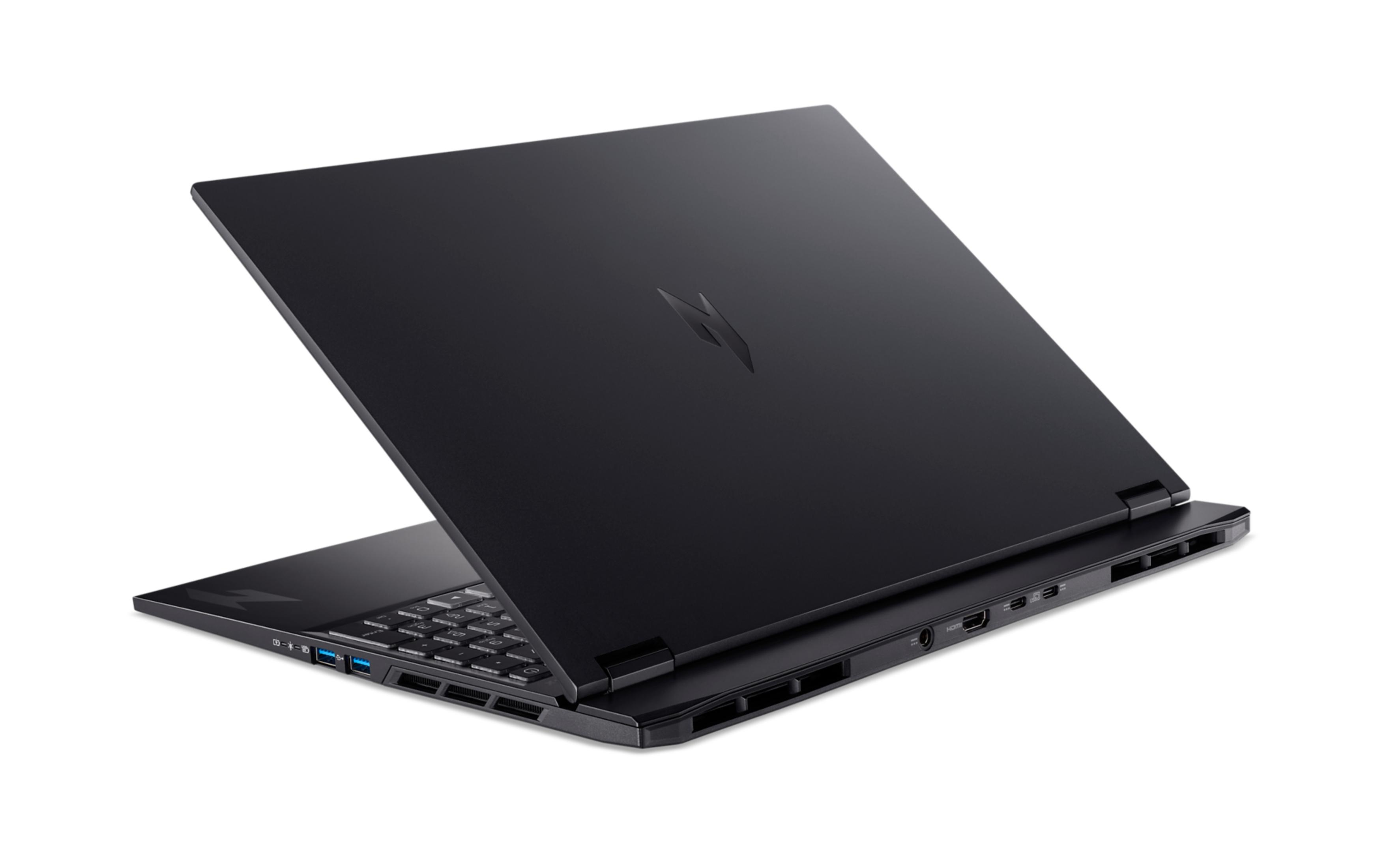 Czarny laptop, częściowo otwarty, pokazujący klawiaturę i porty.