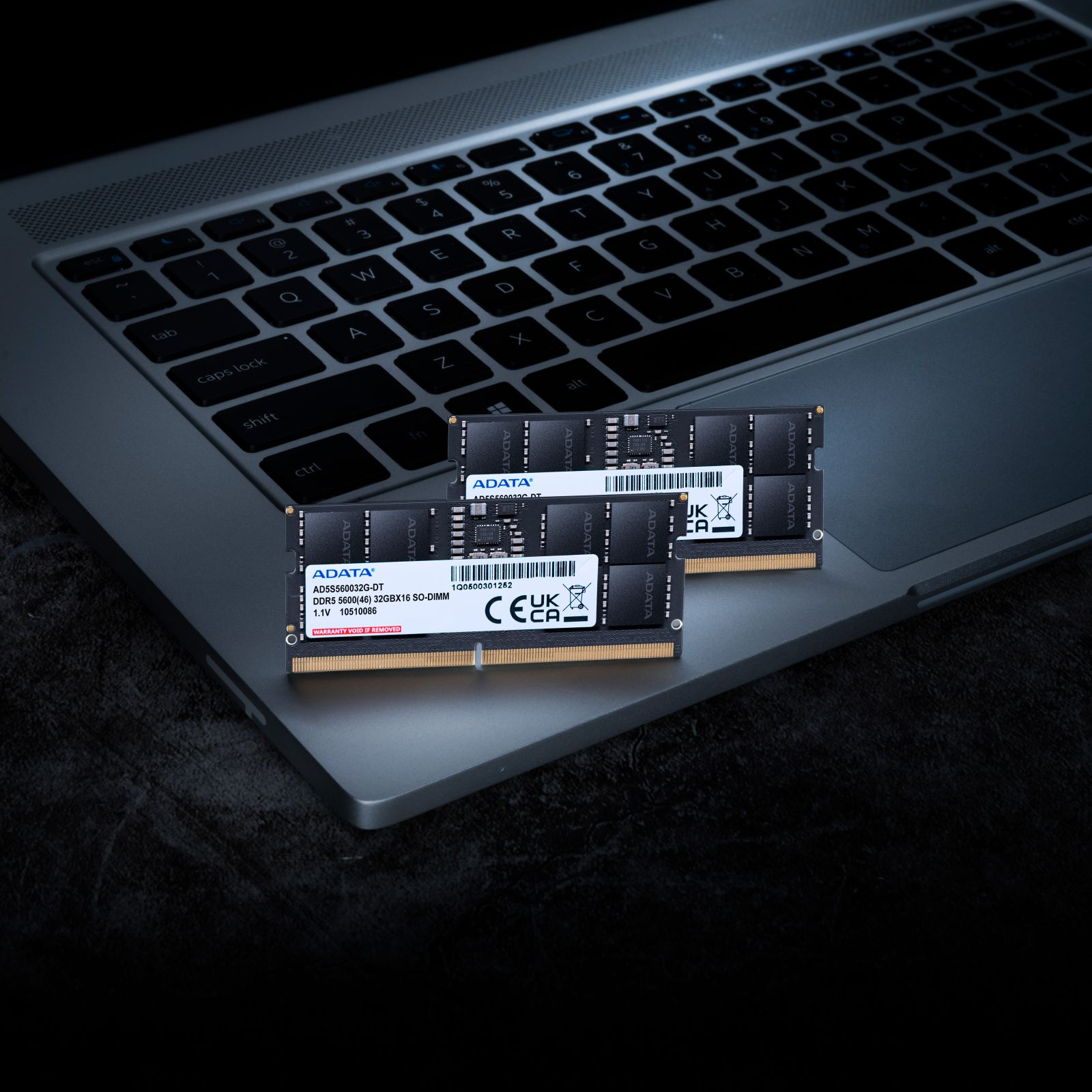 Zwei ADATA DDR5 SO-DIMM RAM-Module auf einer Laptop-Tastatur. Ein Modul ist im Fokus.