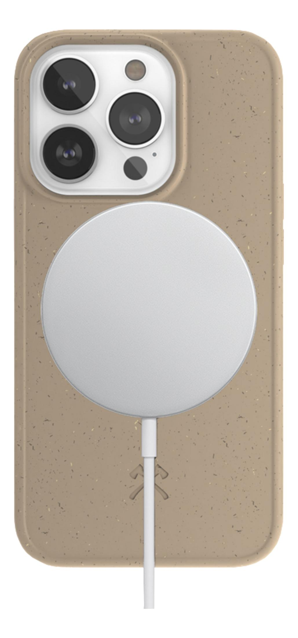 Ein beige iPhone mit MagSafe-Ladegerät und Kameras auf der Rückseite.