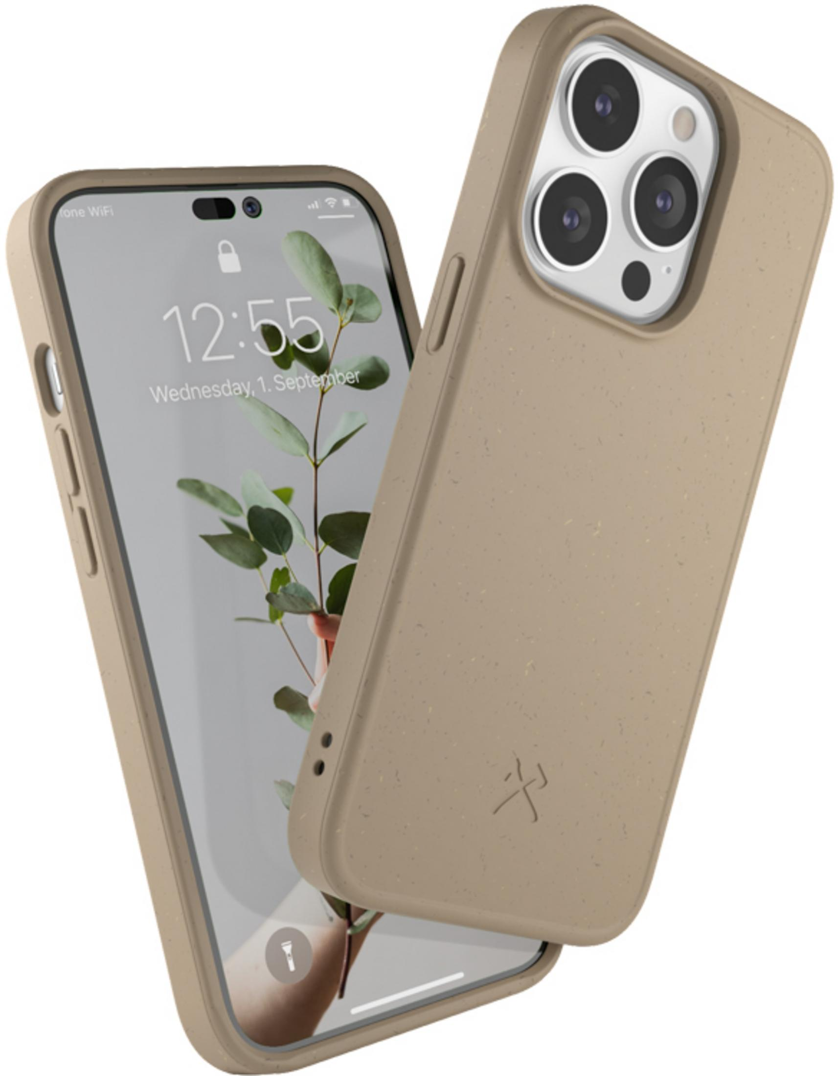 Ein sandfarbenes Handycase mit drei Kameralinsen und einem Handy mit Pflanzen-Wallpaper.