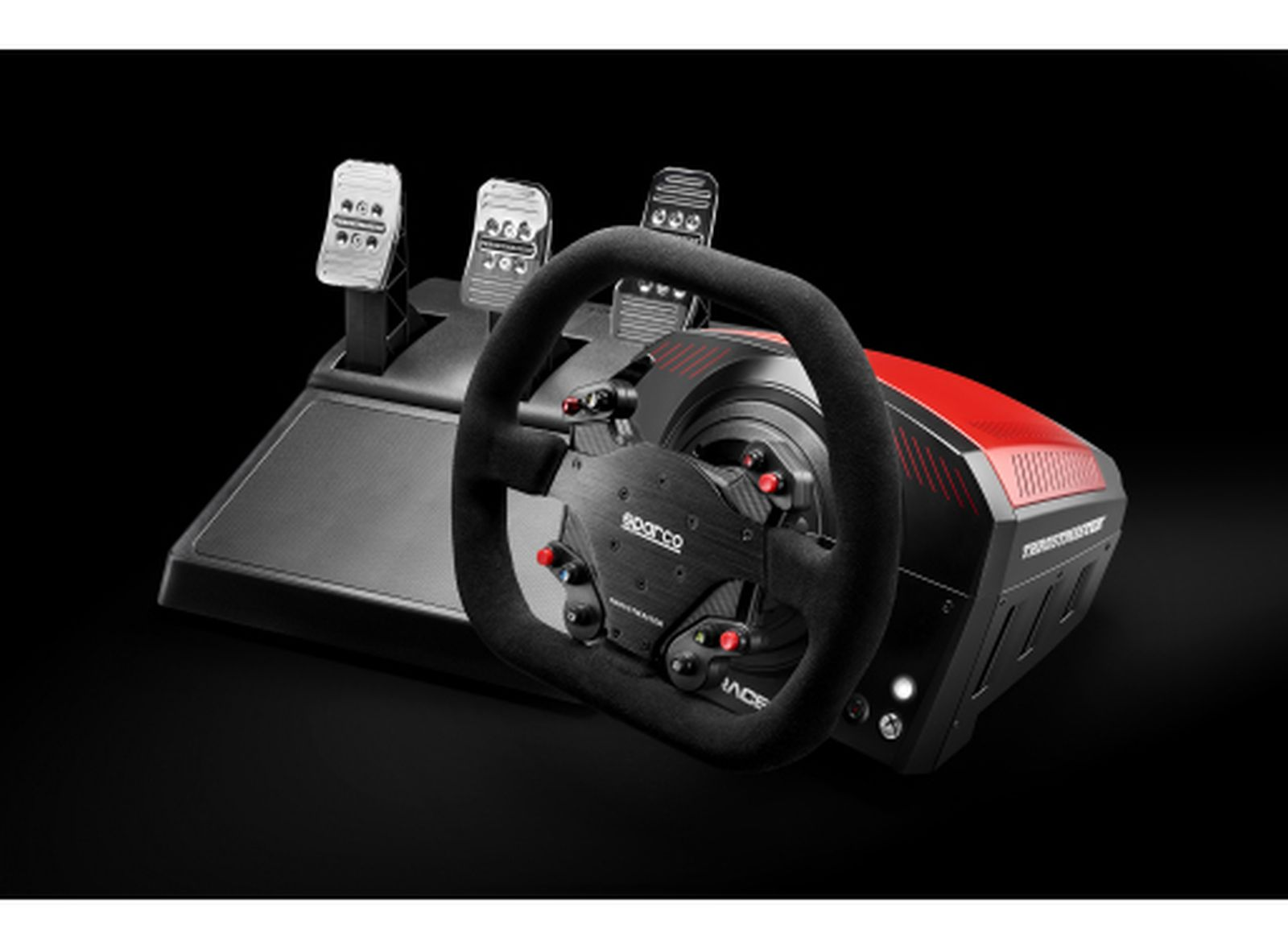Un volante de carreras negro con tres pedales y detalles rojos.