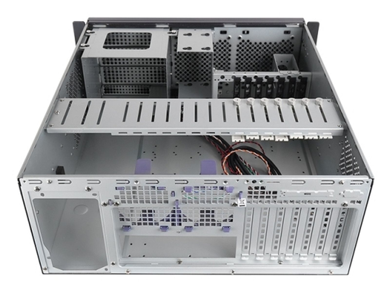 Interno di uno chassis server vuoto con bay, ventole e cavi.