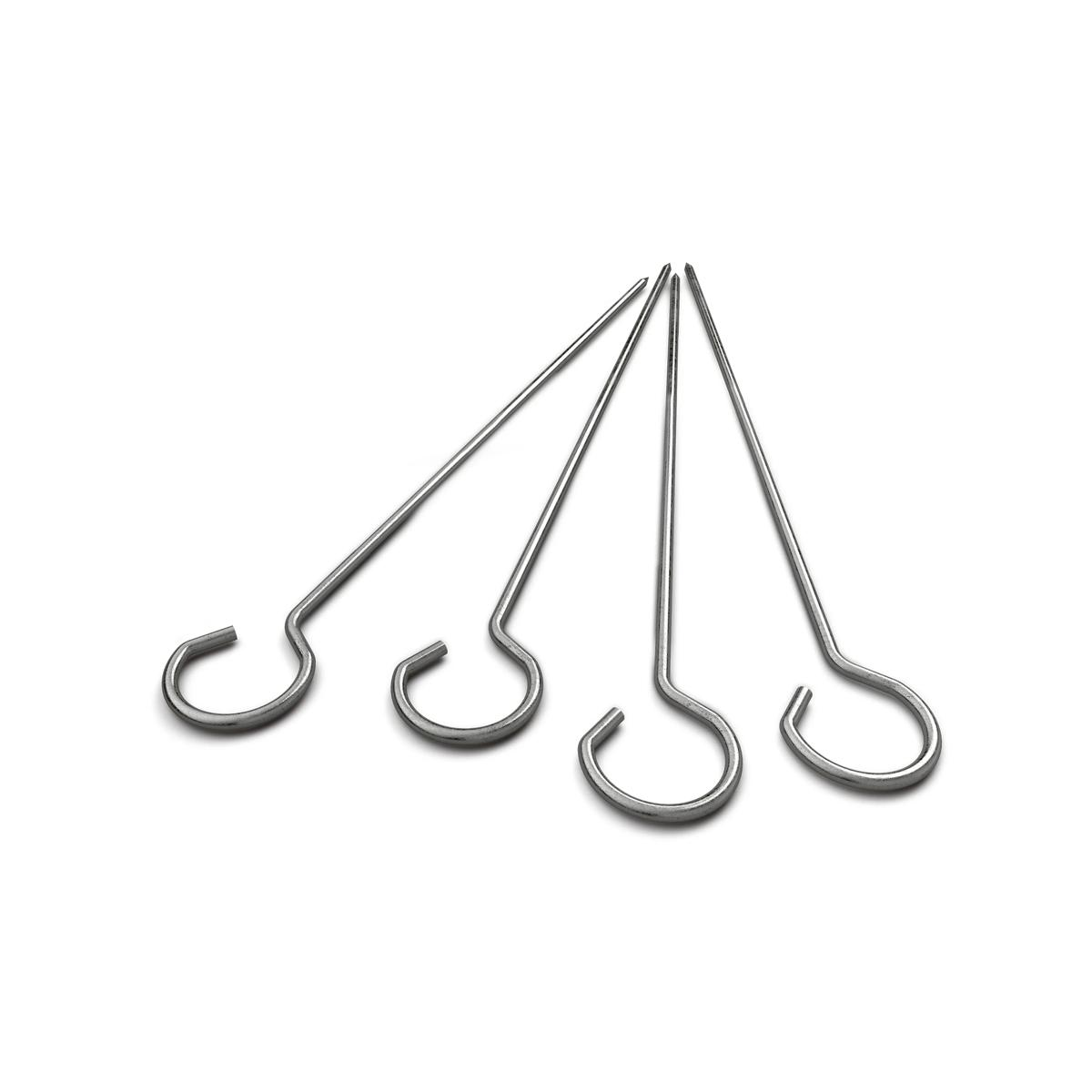 Quattro spiedini metallici argentati con estremità a uncino.