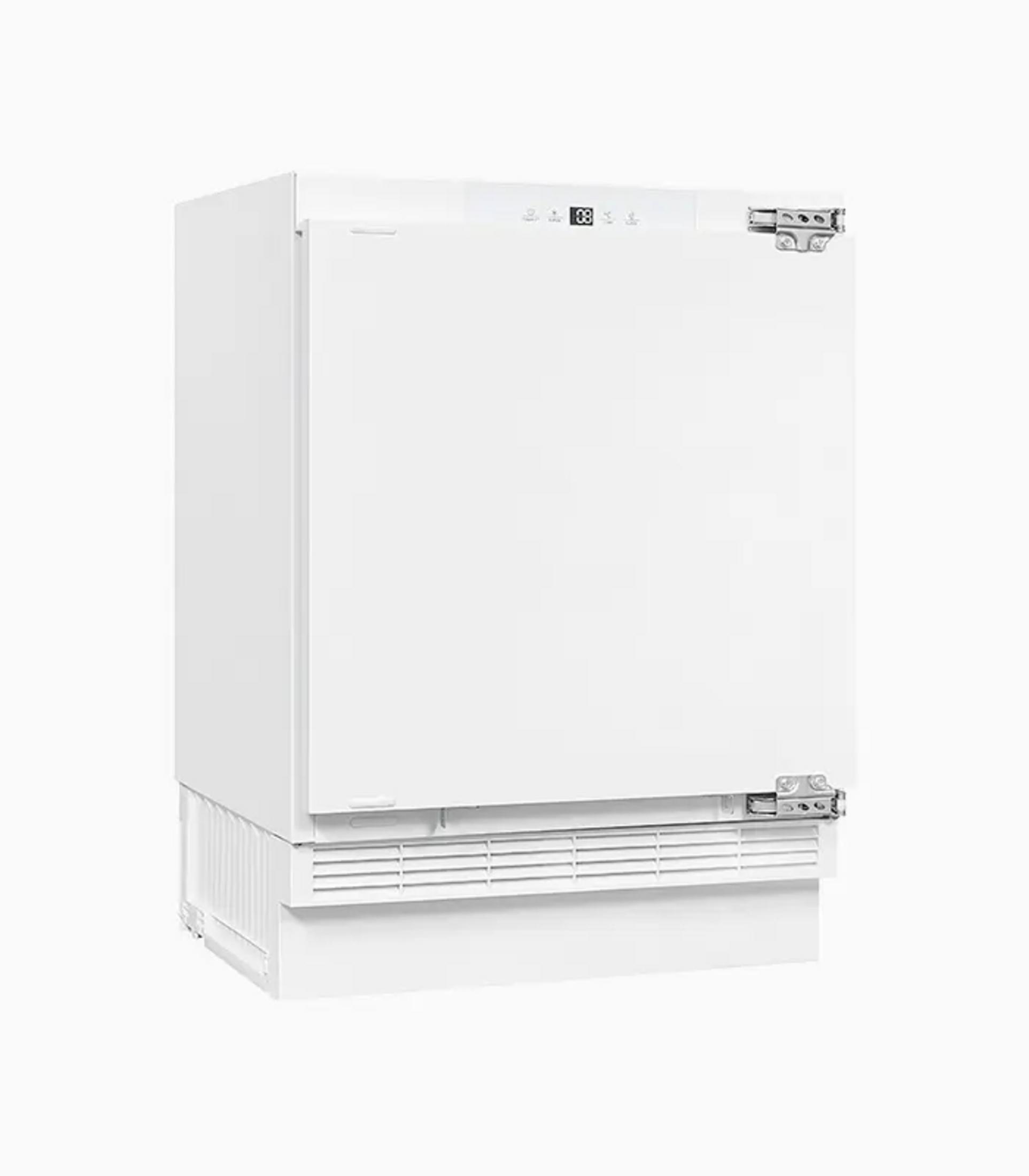 Ein weißer Kühlschrank mit digitaler Anzeige und Lüftungsgitter unten.
