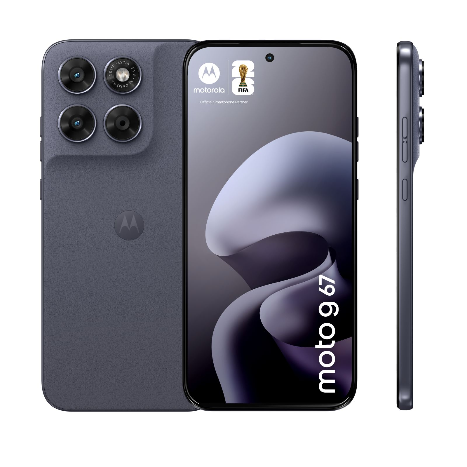 Tre viste di uno smartphone Motorola Moto G67 grigio con quattro fotocamere.