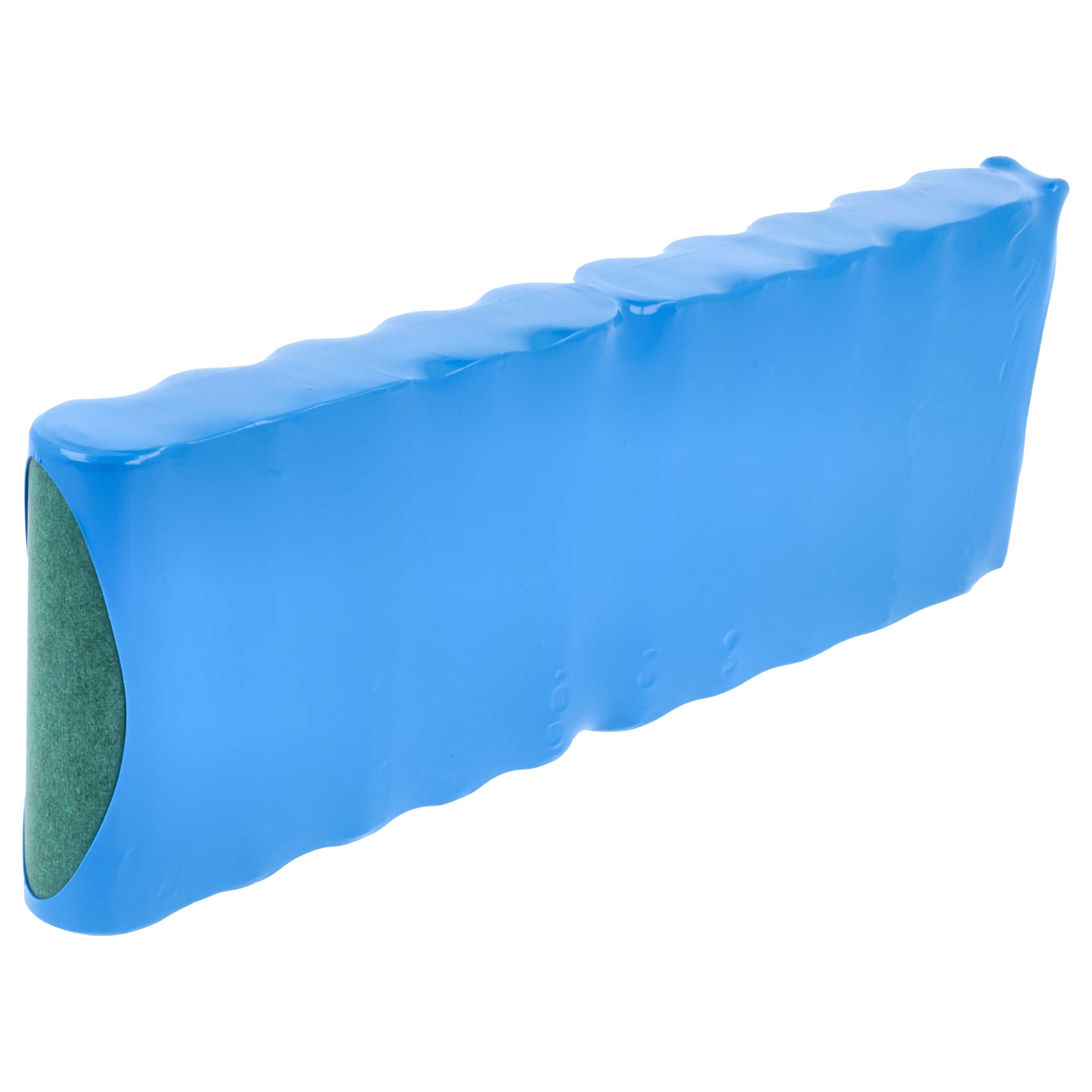Ein blau umwickelter Akku mit grünem Ende.