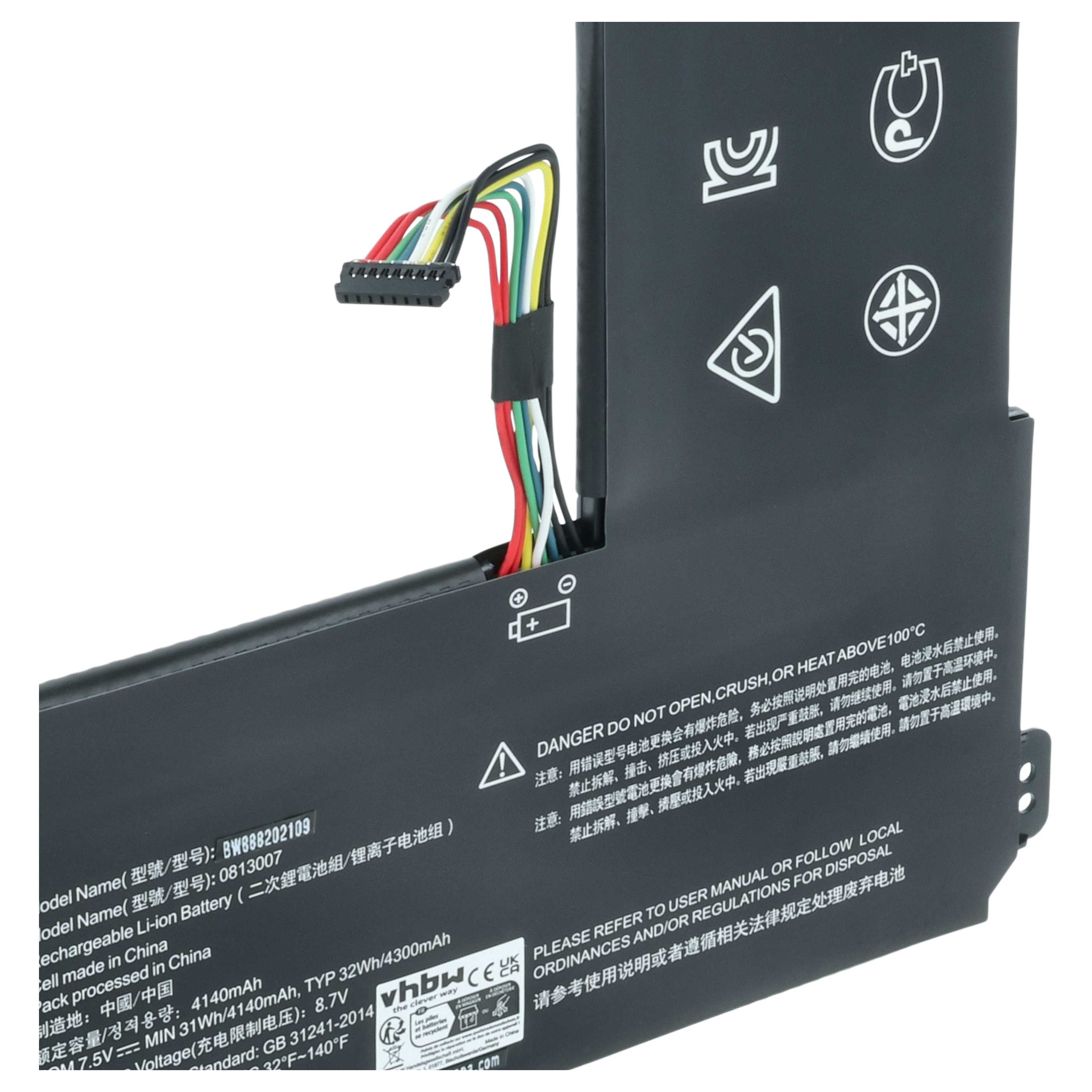 Schwarzer Lithium-Ionen-Akku mit Kabeln und Warnsymbolen. Details auf dem Akku.