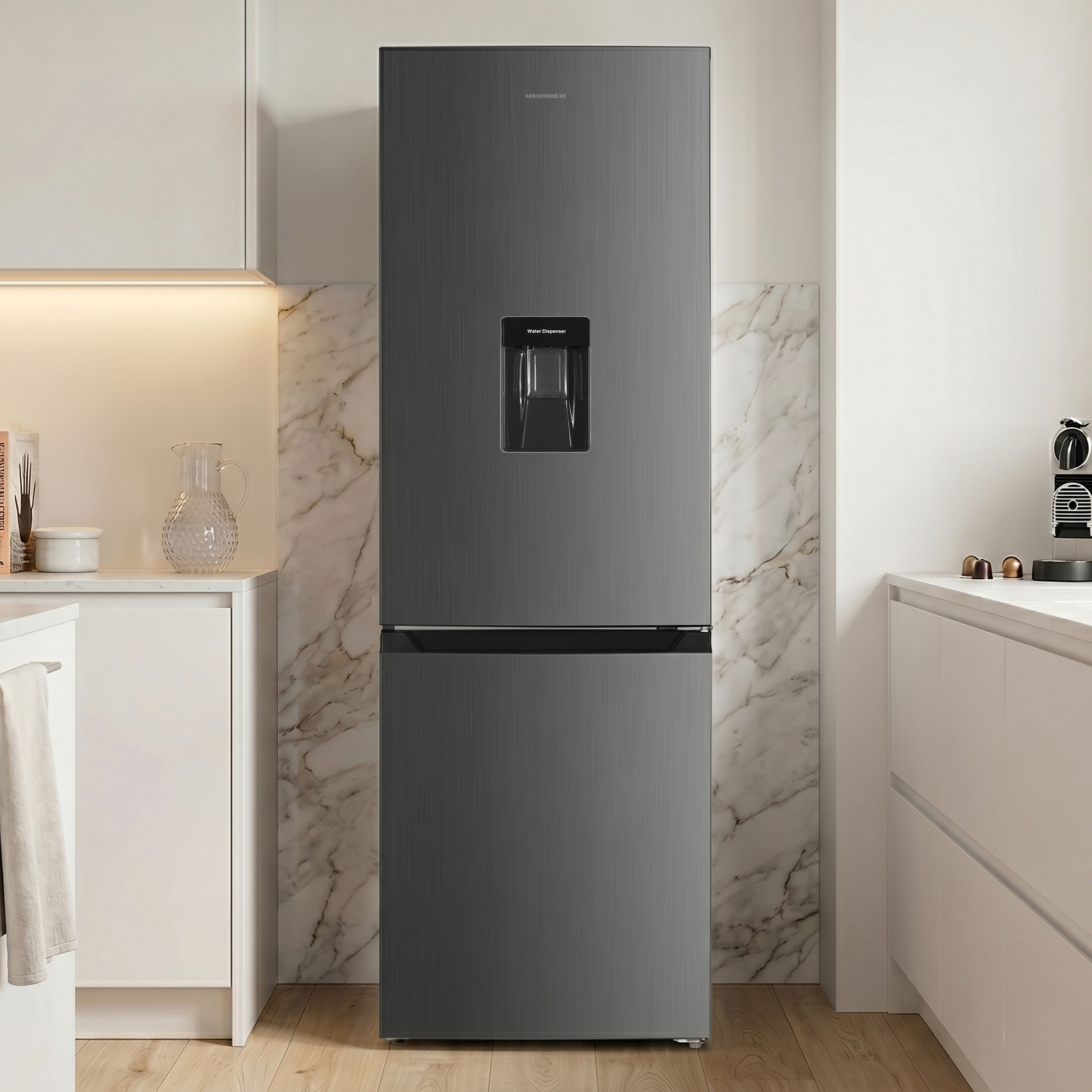 Ein schlanker, grauer Kühlschrank mit Wasserspender steht in einer modernen Küche.