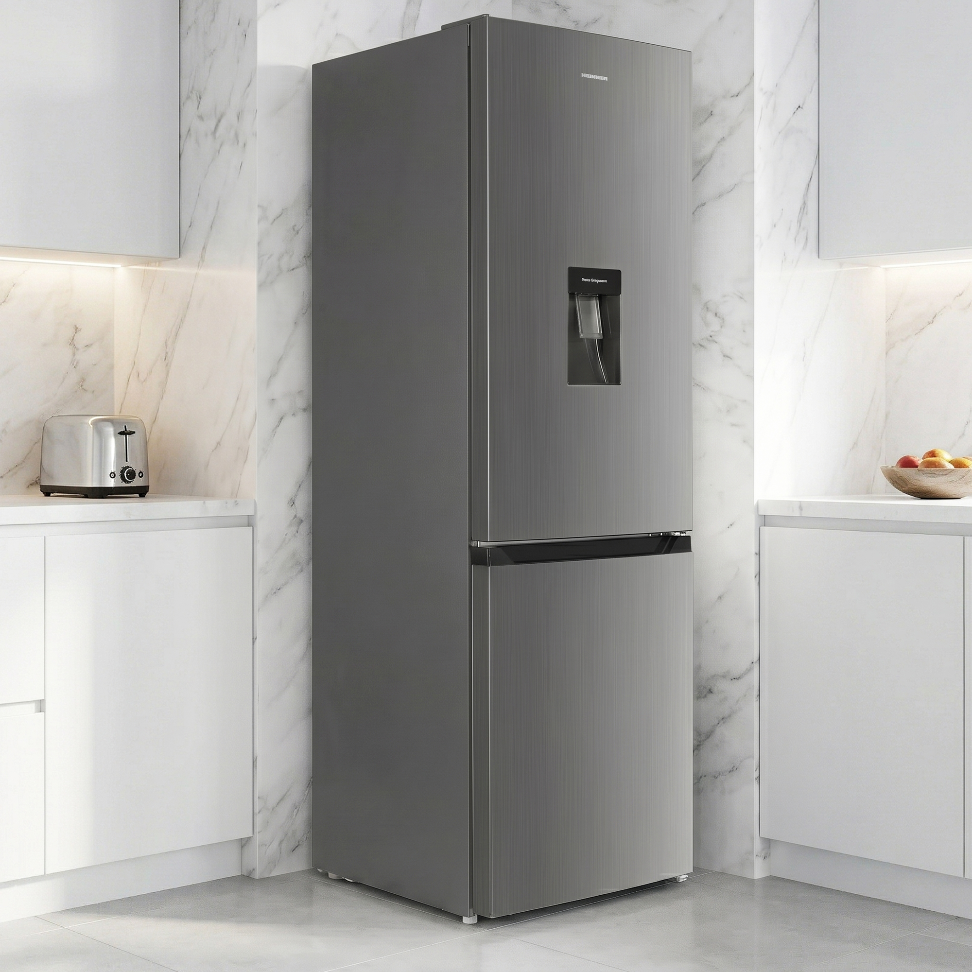 Ein moderner dunkelgrauer Kühlschrank steht in einer Küche mit Marmorwänden.