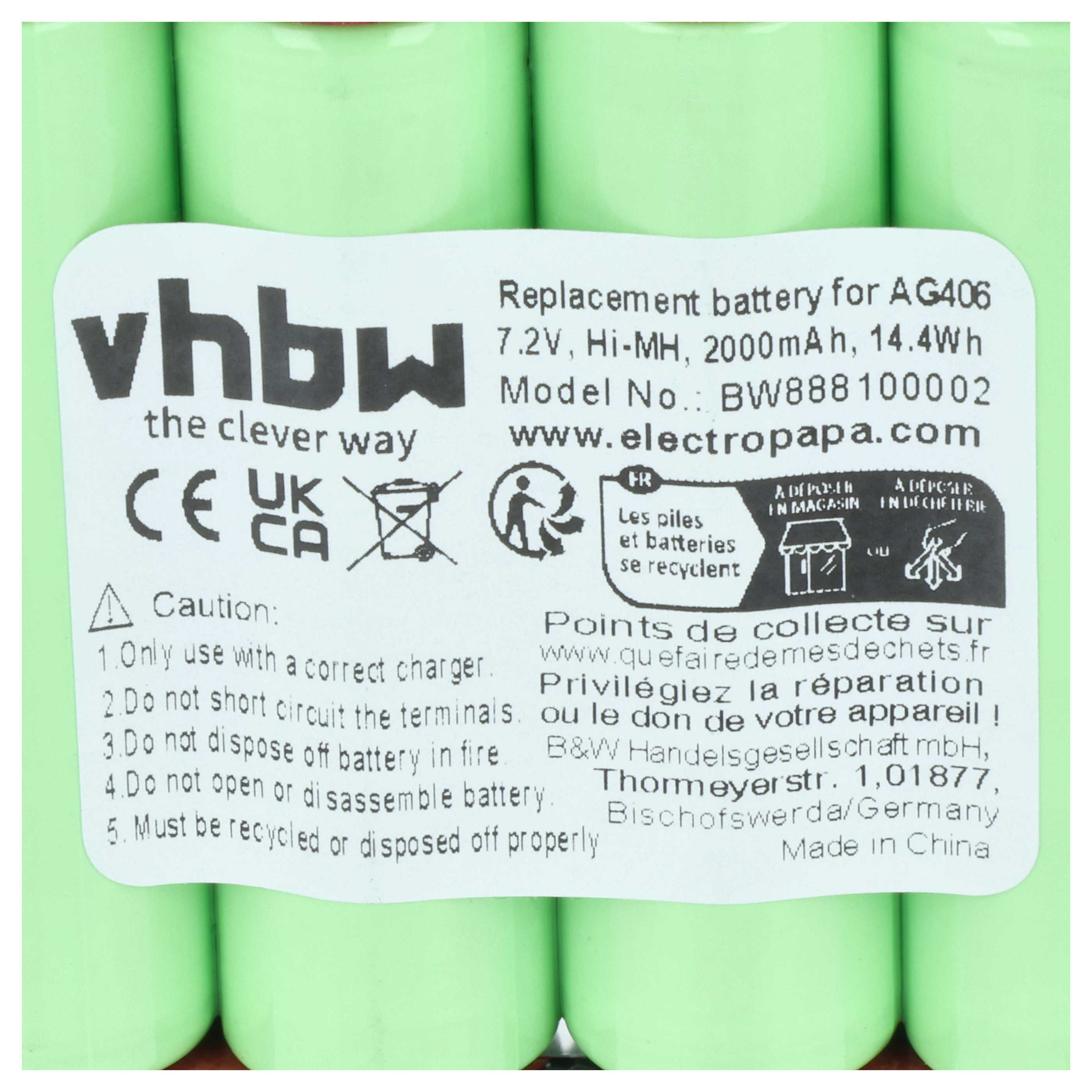 Grüne Batterien mit einem weißen Aufkleber mit technischen Daten und Warnhinweisen.