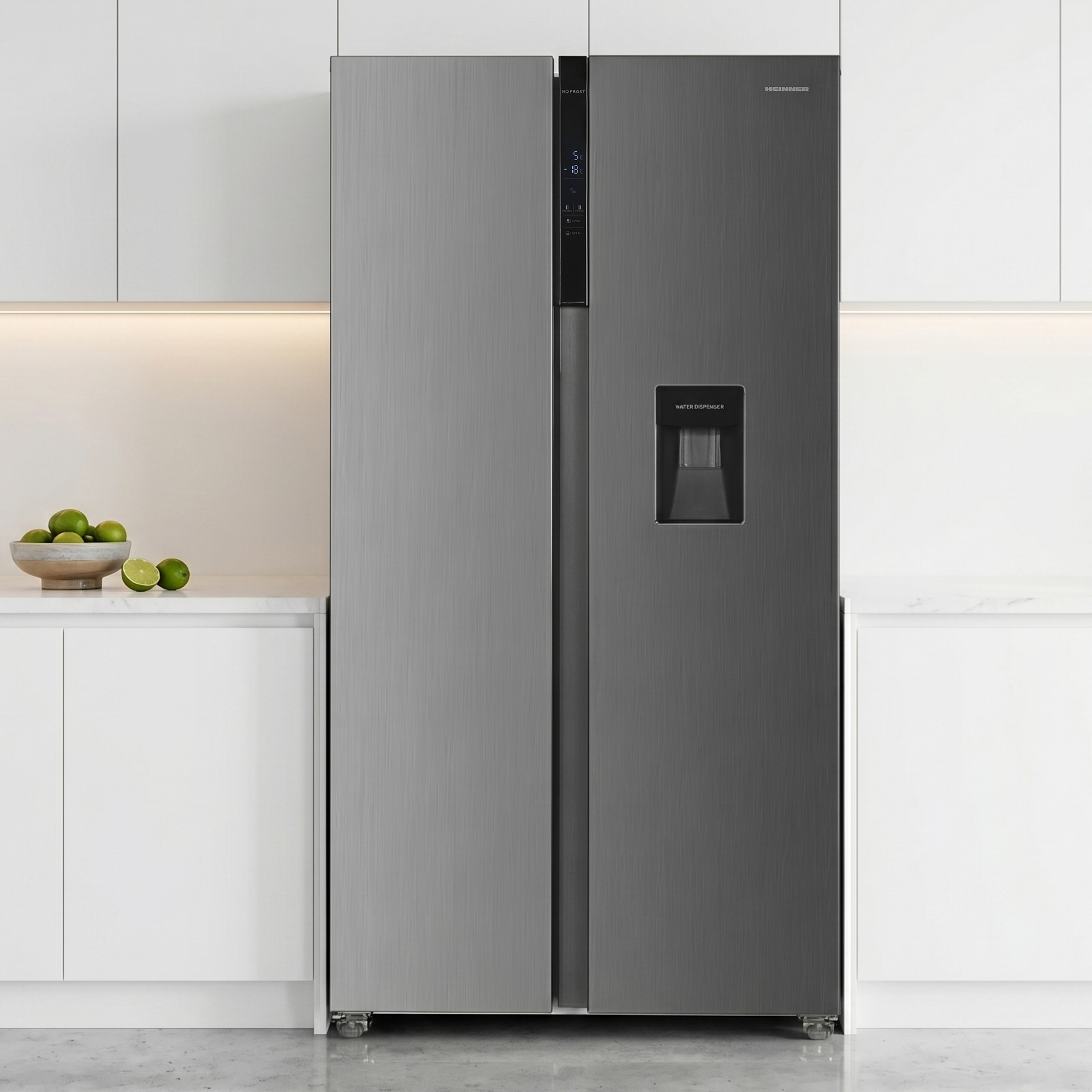 Zilveren side-by-side koelkast met waterdispenser in een moderne keuken.