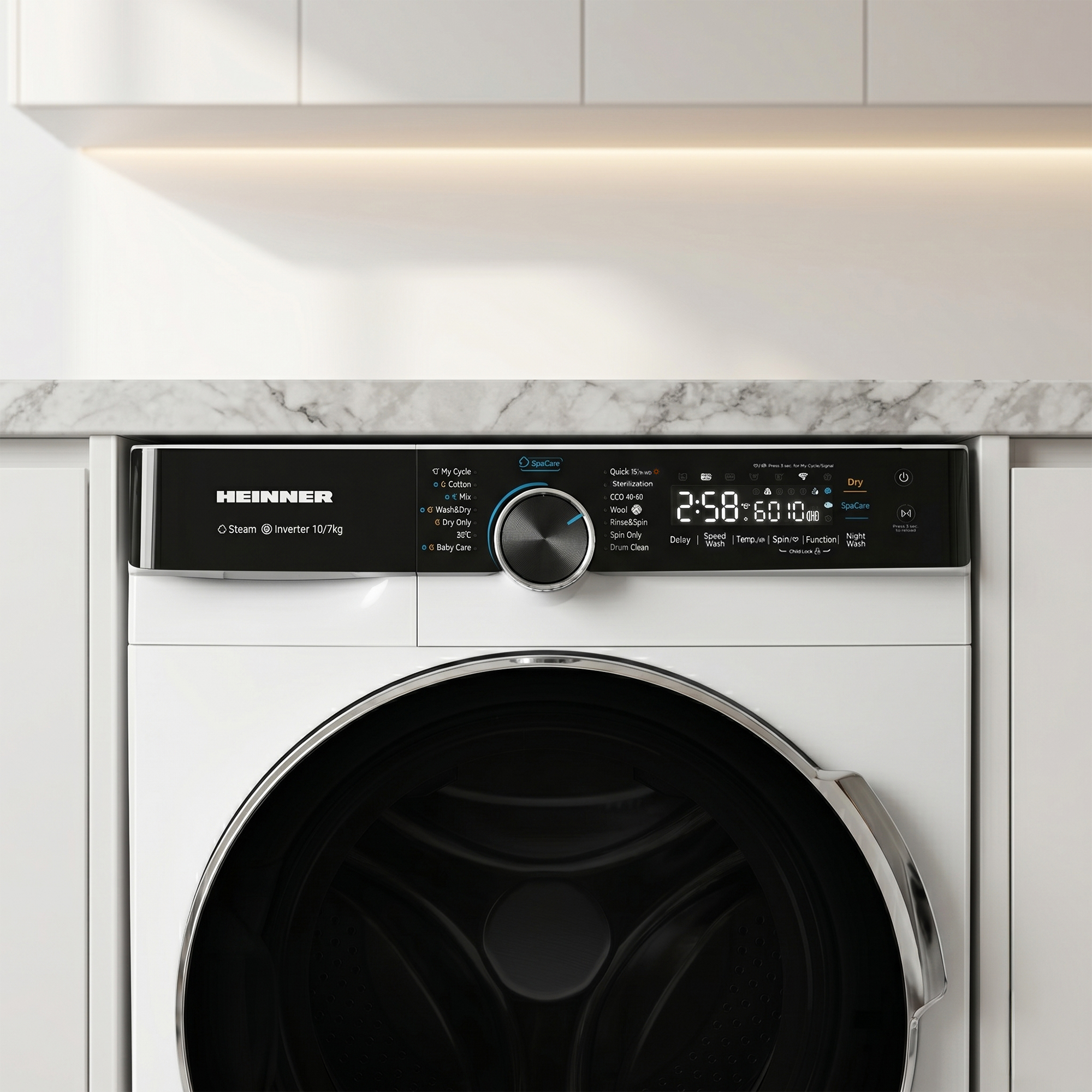 Eine weiße Waschmaschine mit schwarzem Bedienfeld und digitaler Anzeige. Ein Drehknopf ist in der Mitte.