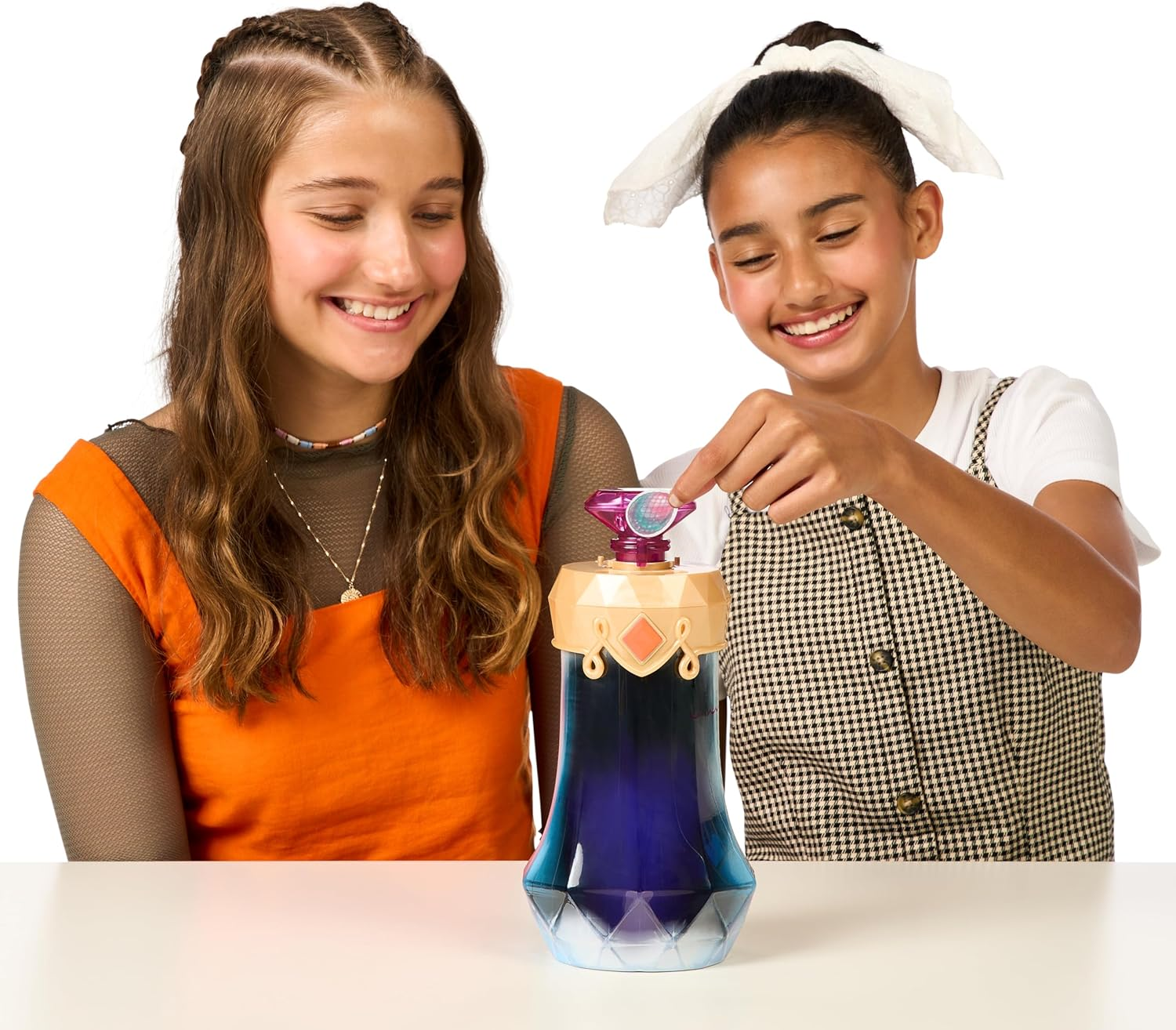Zwei Mädchen lächeln und interagieren mit einer lila und blauen Flasche mit einem goldenen Deckel.