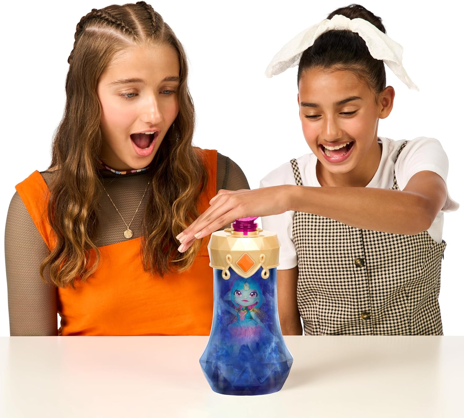 Zwei Mädchen sind begeistert von einem Spielzeug mit einer blauen Fee darin.