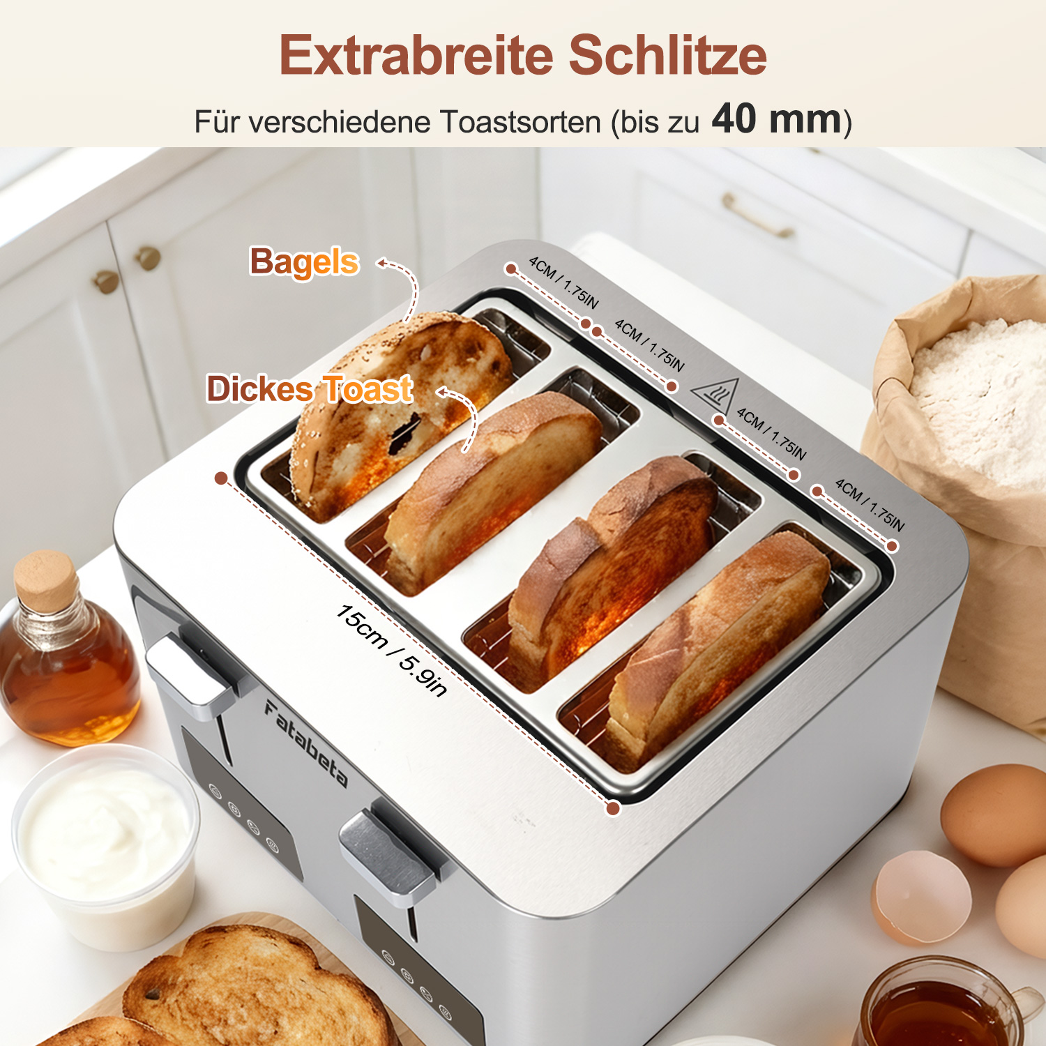 Ein silberner Toaster mit breiten Schlitzen, der Toast und Bagels toastet. Zutaten daneben.